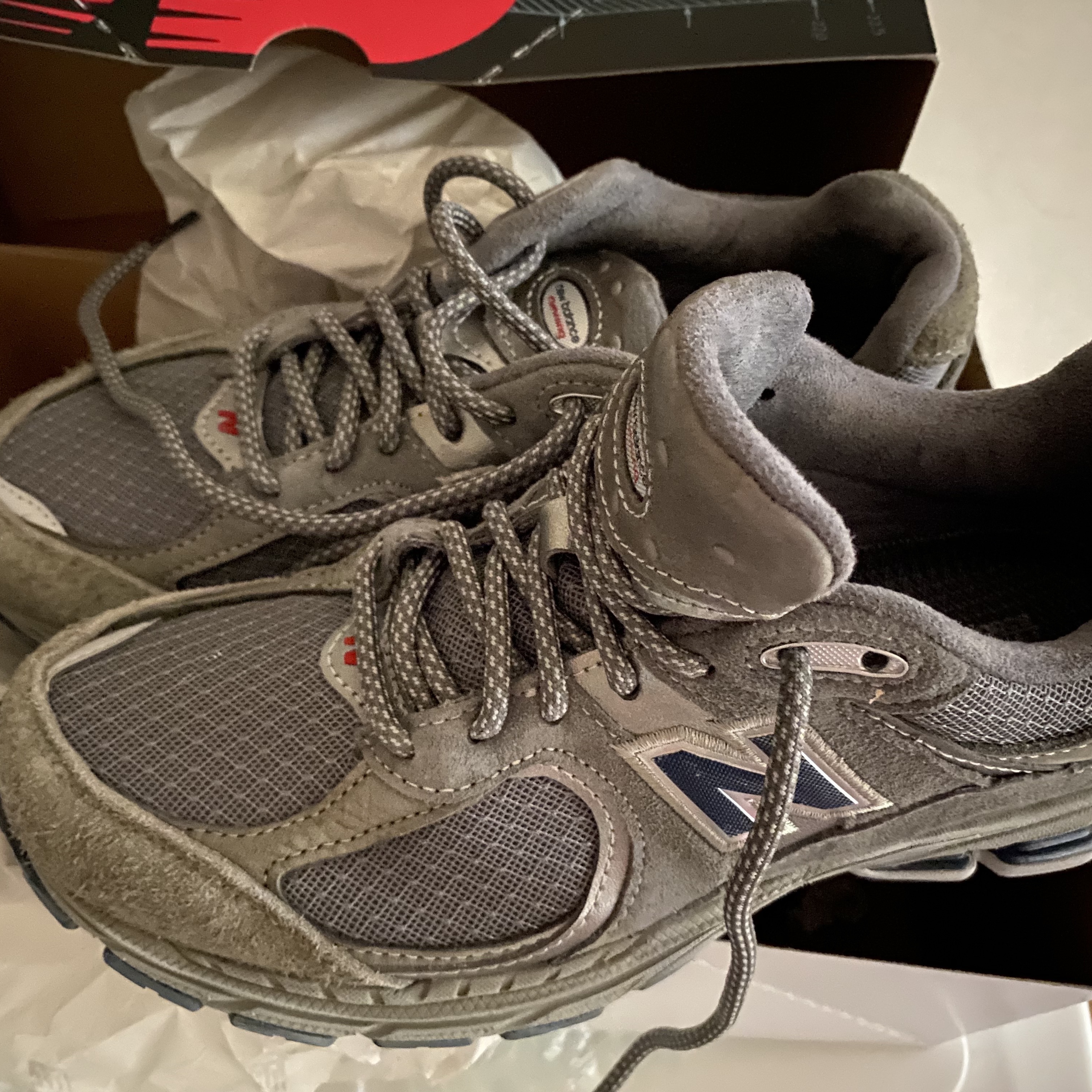 New Balance 2002R Premium Vintage Grey 착용 스타일