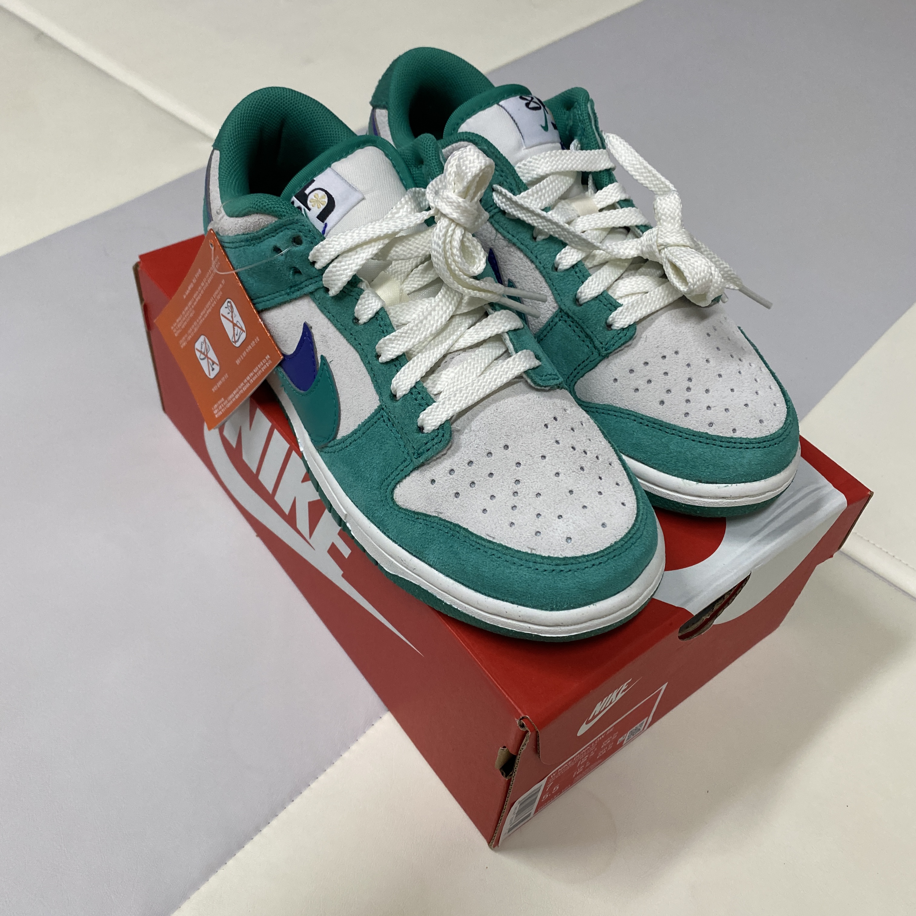 (W) Nike Dunk Low SE 85 Neptune Green and Sail 착용 스타일 - 2