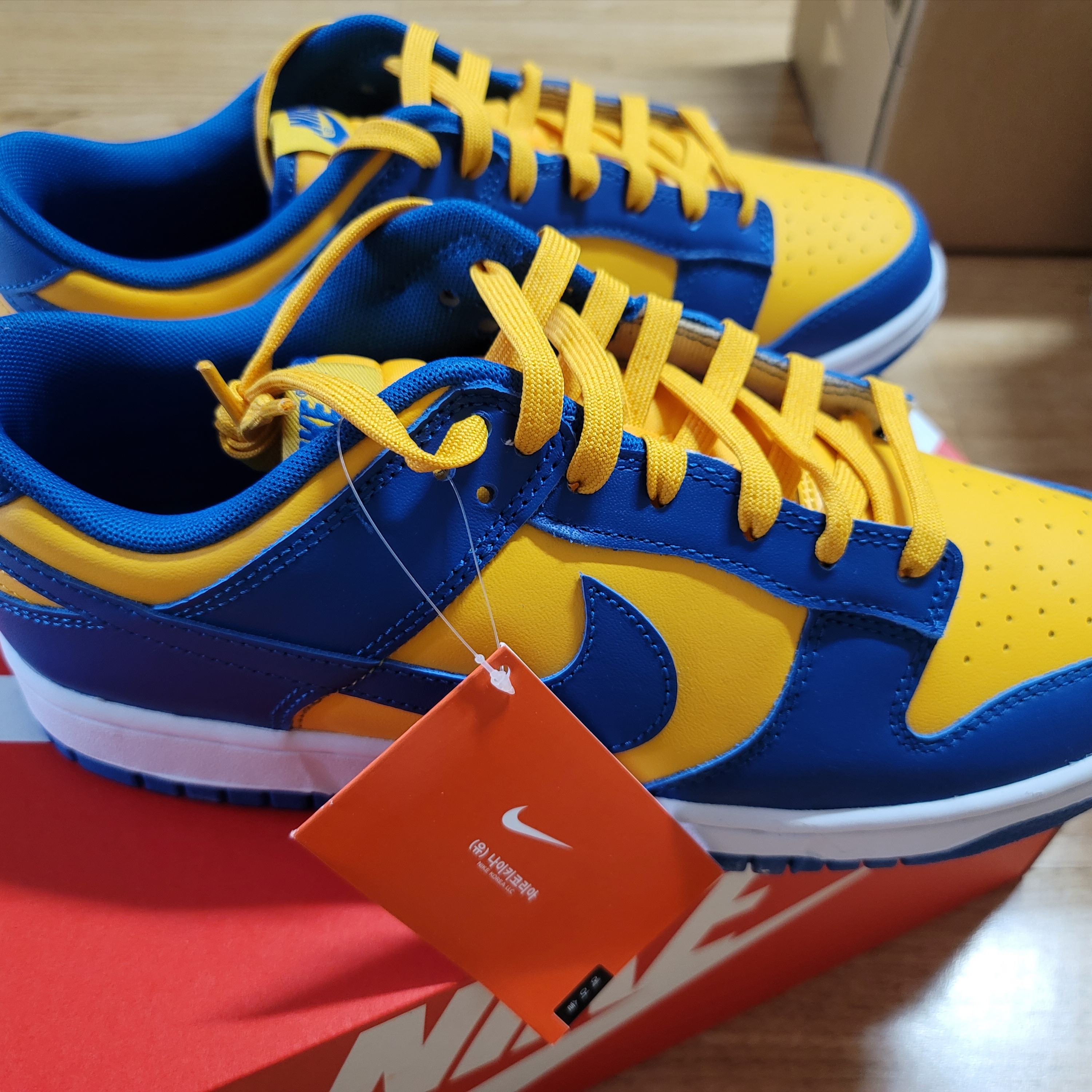 Nike Dunk Low Retro Blue Jay and University Gold 착용 스타일 - 4
