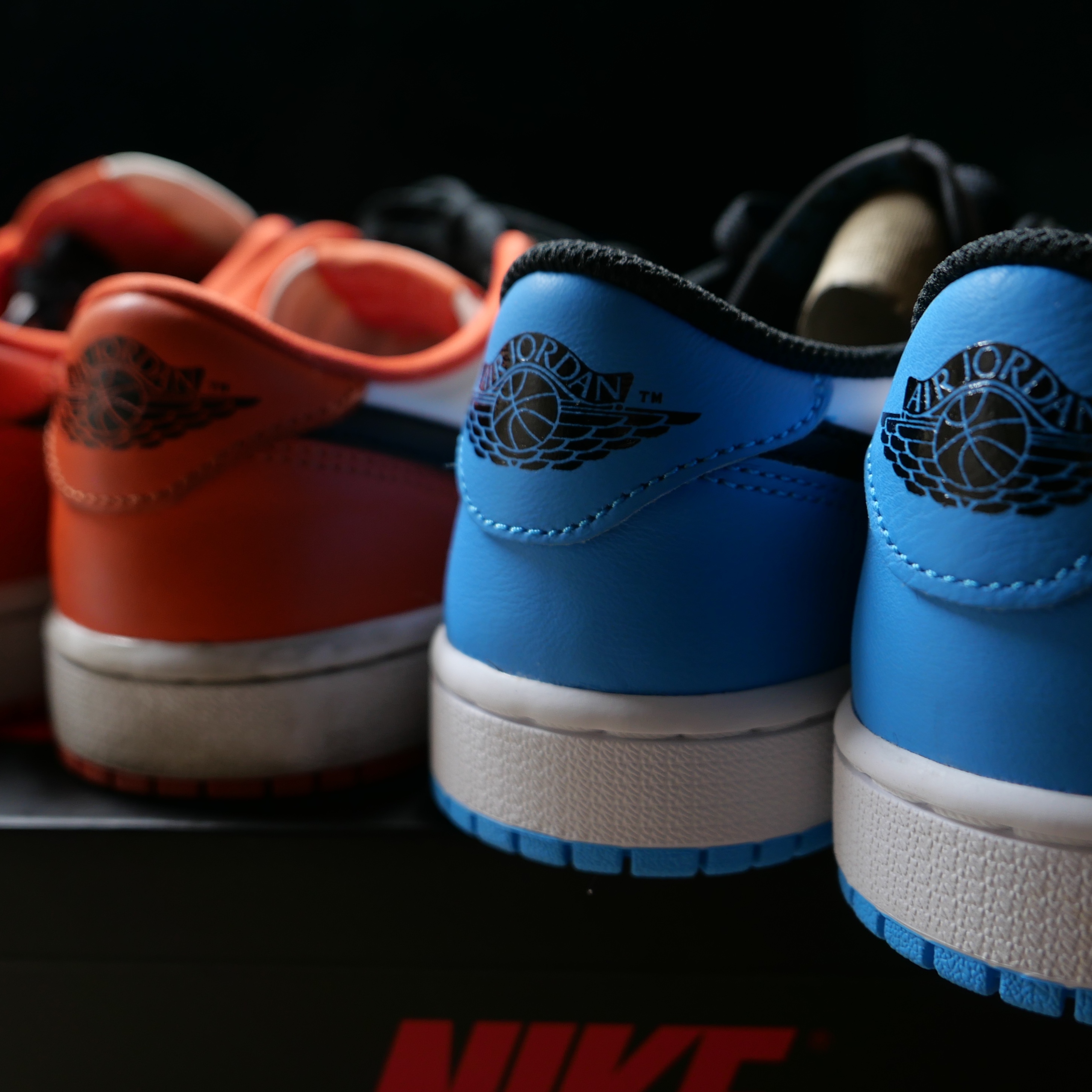 Jordan 1 Retro Low OG Black and Dark Powder Blue 착용 스타일 - 5