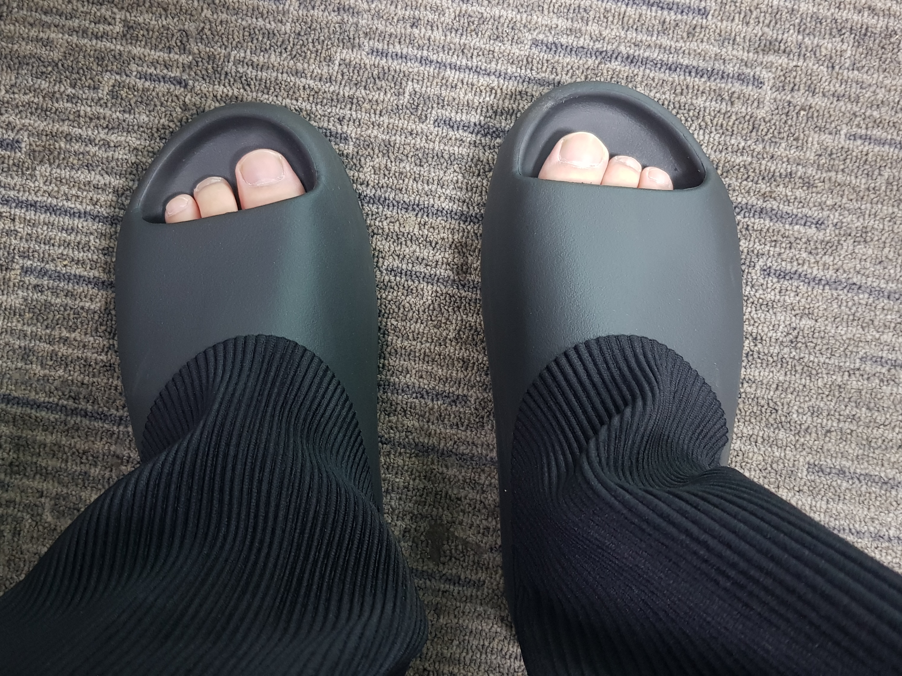 Adidas Yeezy Slide Onyx 착용 스타일