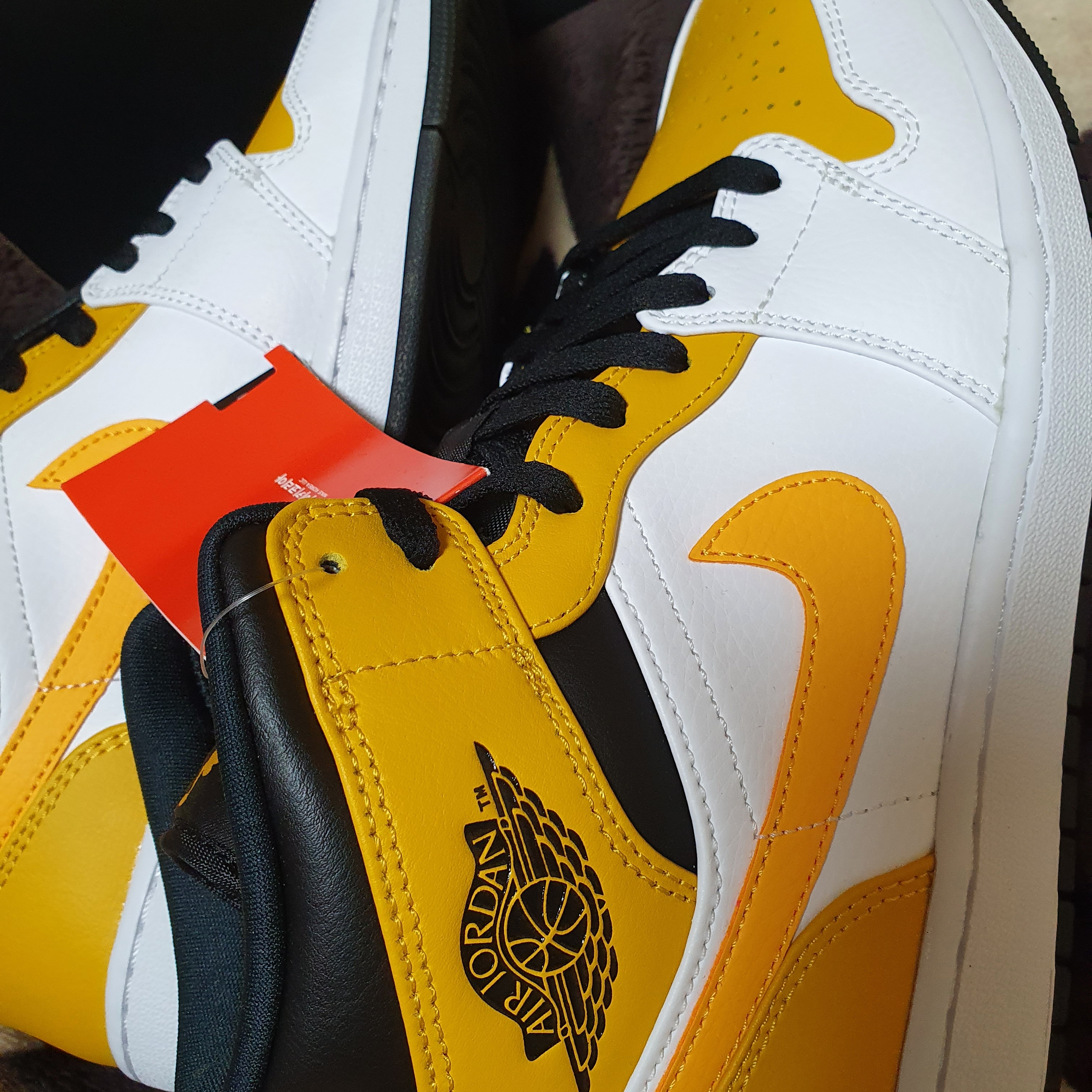 Jordan 1 Mid White University Gold 착용 스타일 - 2