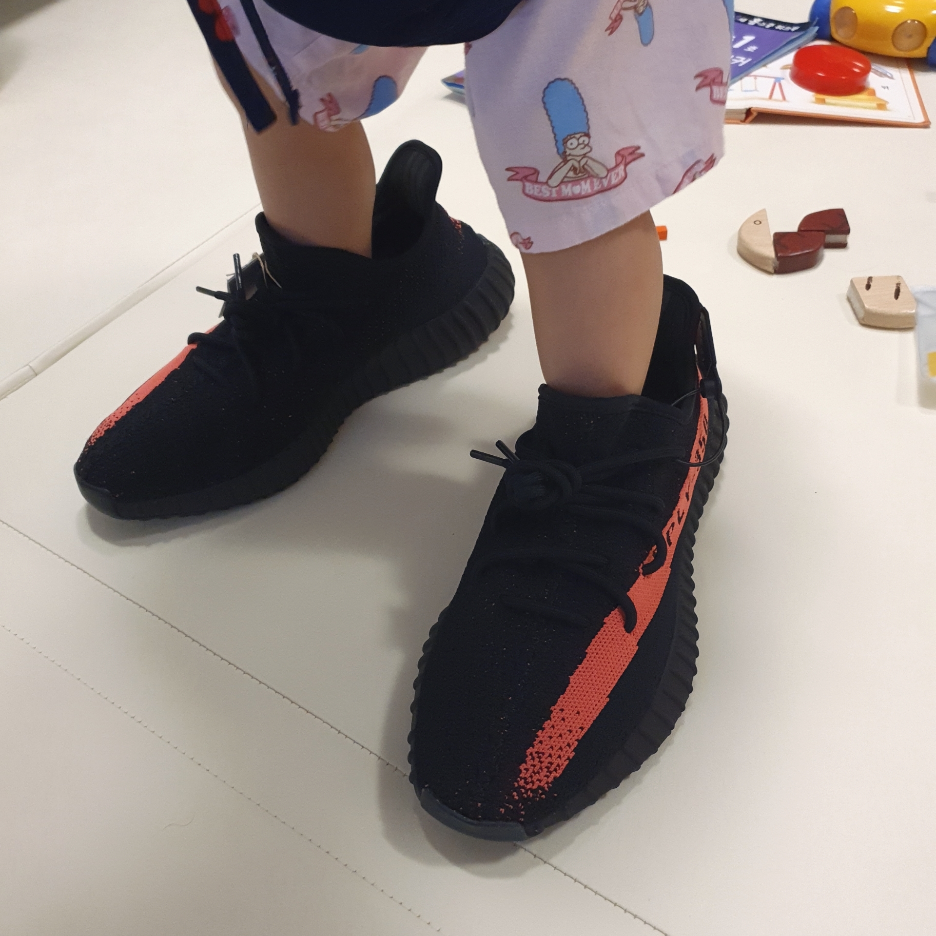 Adidas Yeezy Boost 350 V2 Core Black Red 2022/2023 착용 스타일 - 3