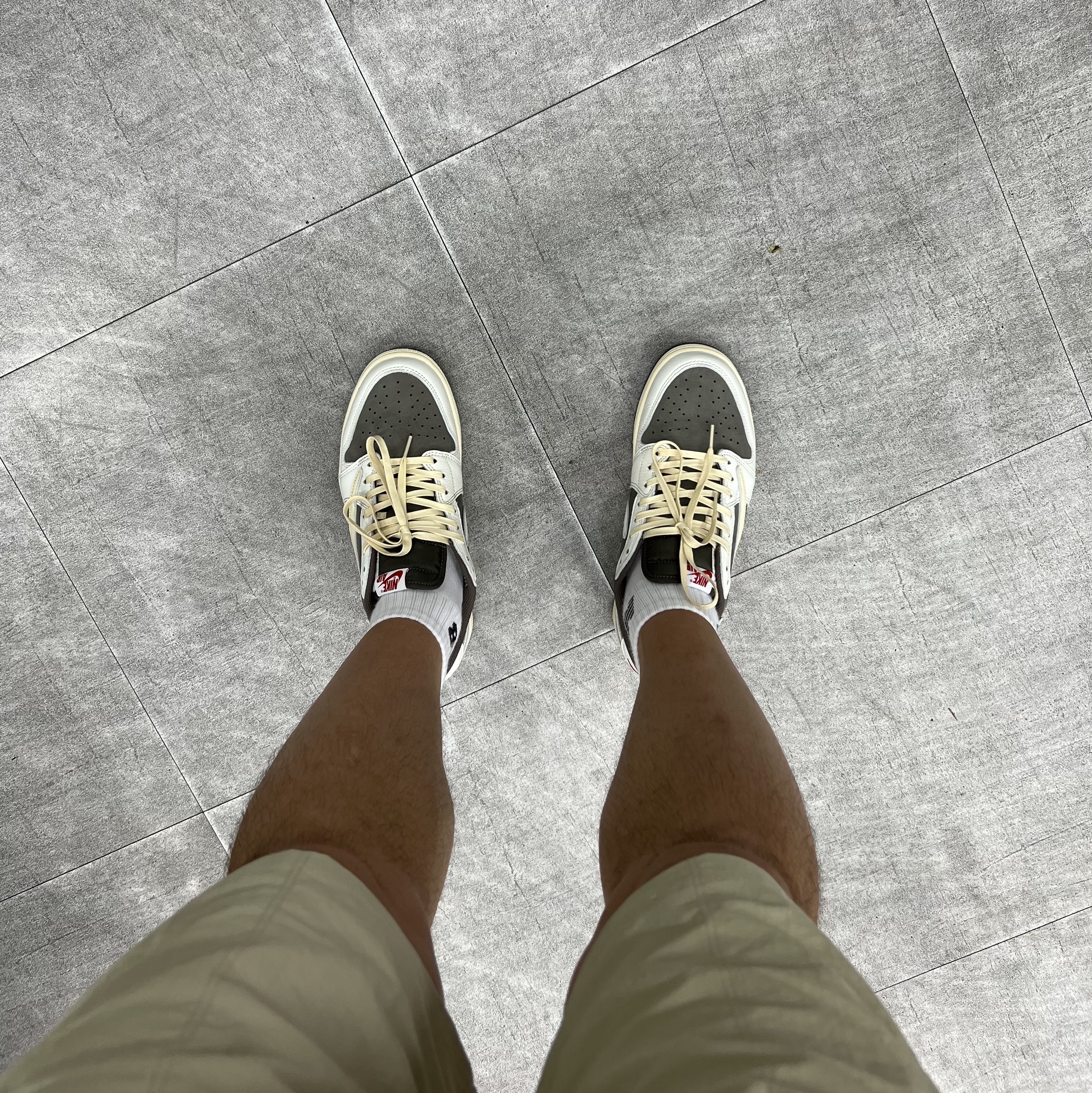 Jordan 1 x Travis Scott Retro Low OG SP Sail and Ridgerock 착용 스타일