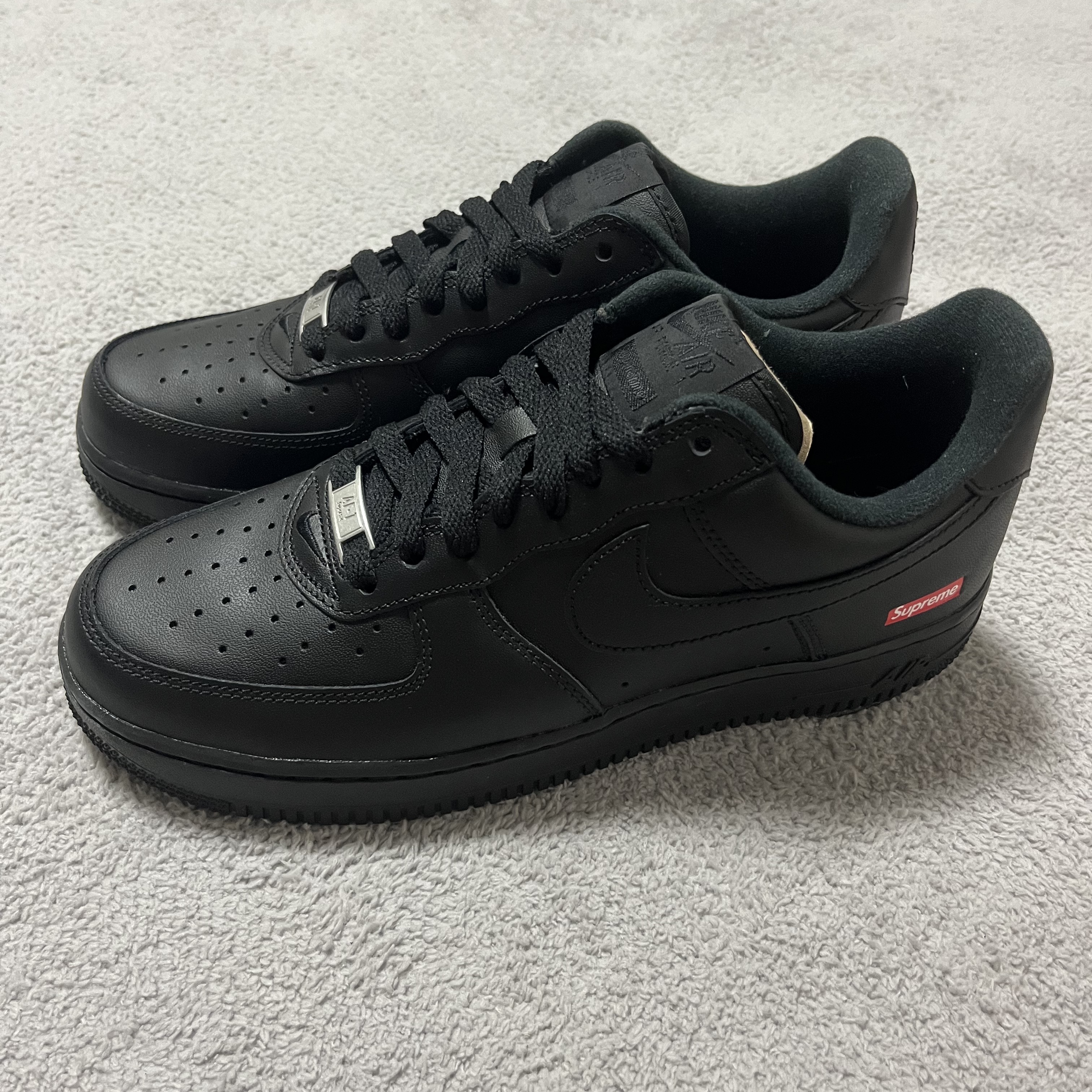 Nike x Supreme Air Force 1 Low Black 착용 스타일