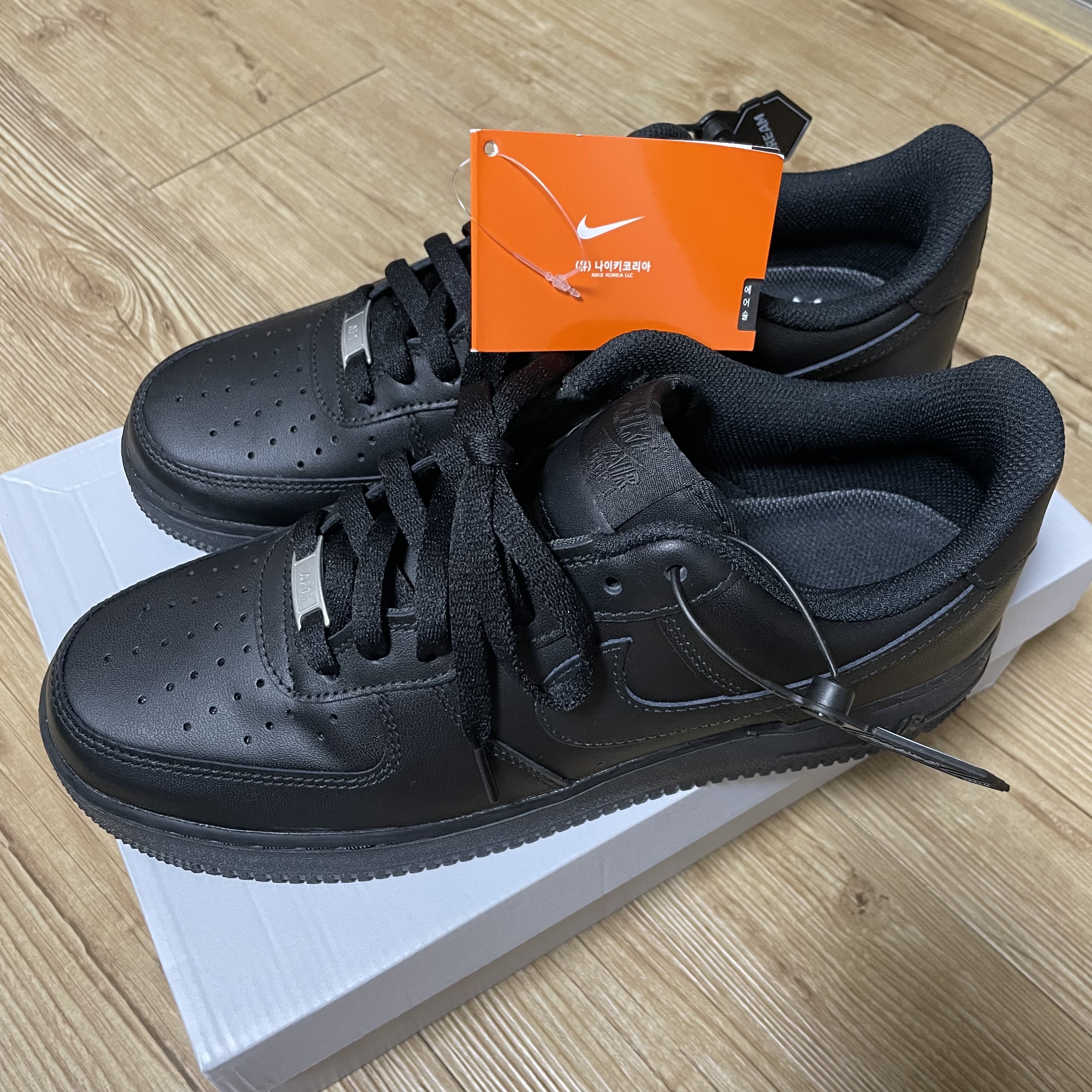 Nike Air Force 1 '07 Low Triple Black 착용 스타일