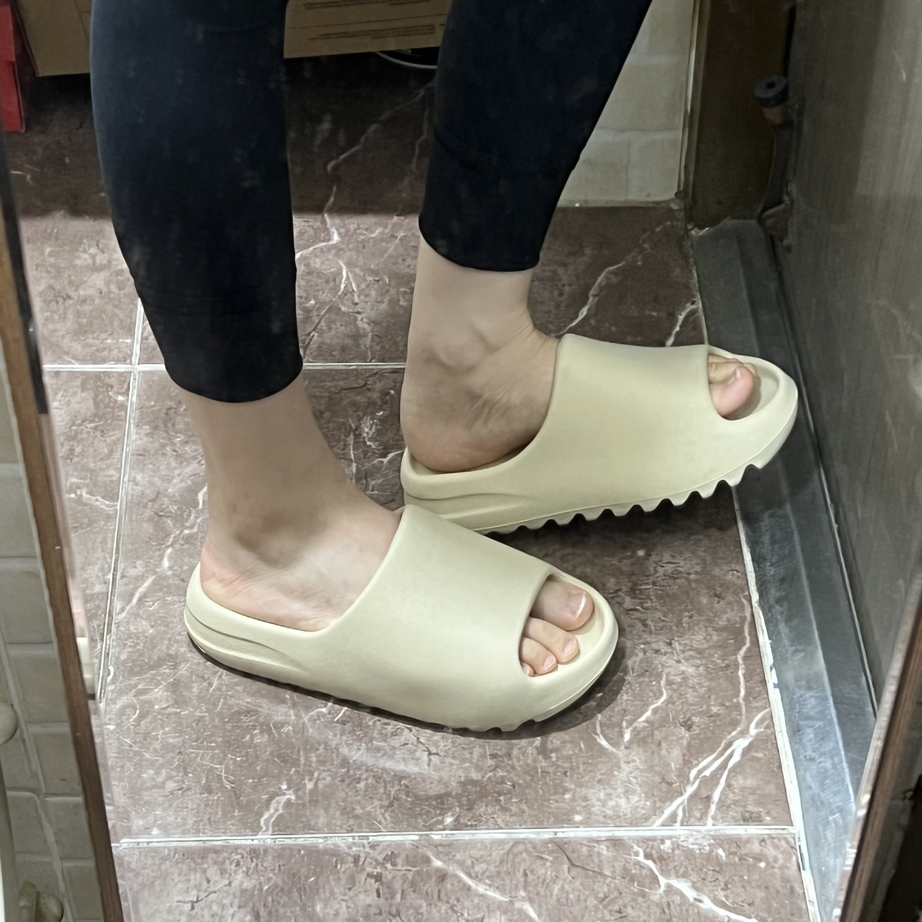 Adidas Yeezy Slide Bone 2022/2023 착용 스타일
