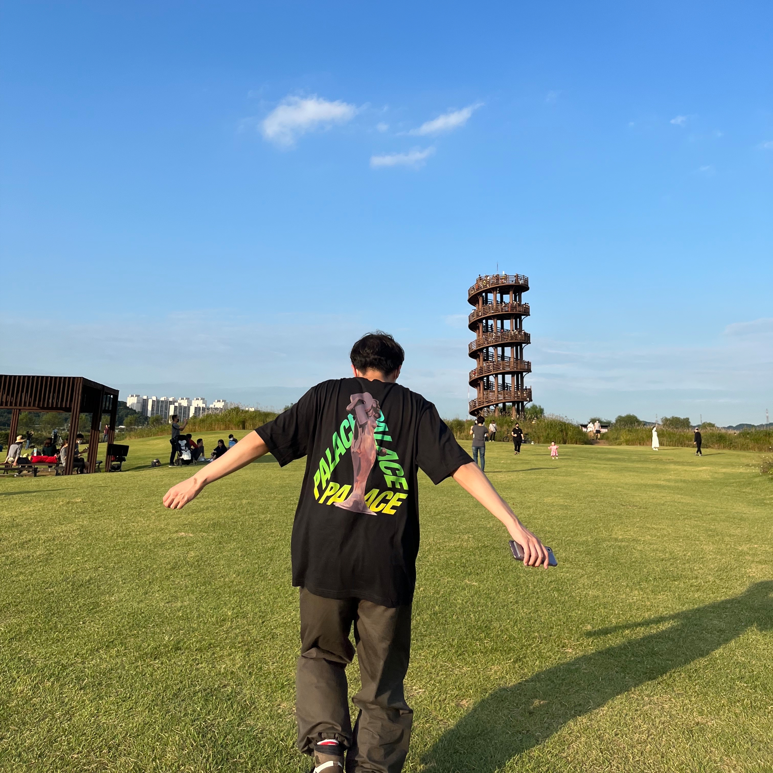 Jordan 1 x Travis Scott Retro High OG SP Mocha, Palace Rolls P3 T-Shirt Black - 19FW 착용 스타일 - 2