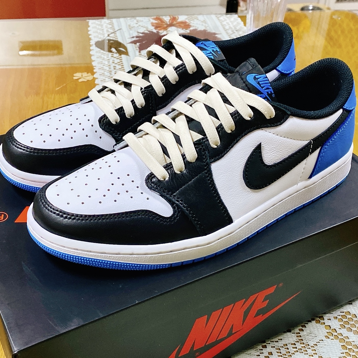 Jordan 1 Retro Low OG Black and Dark Powder Blue 착용 스타일