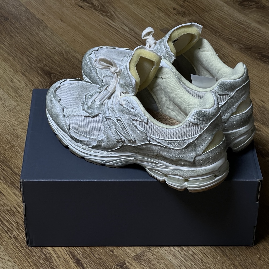 New Balance 2002R Protection Pack Distressed 착용 스타일
