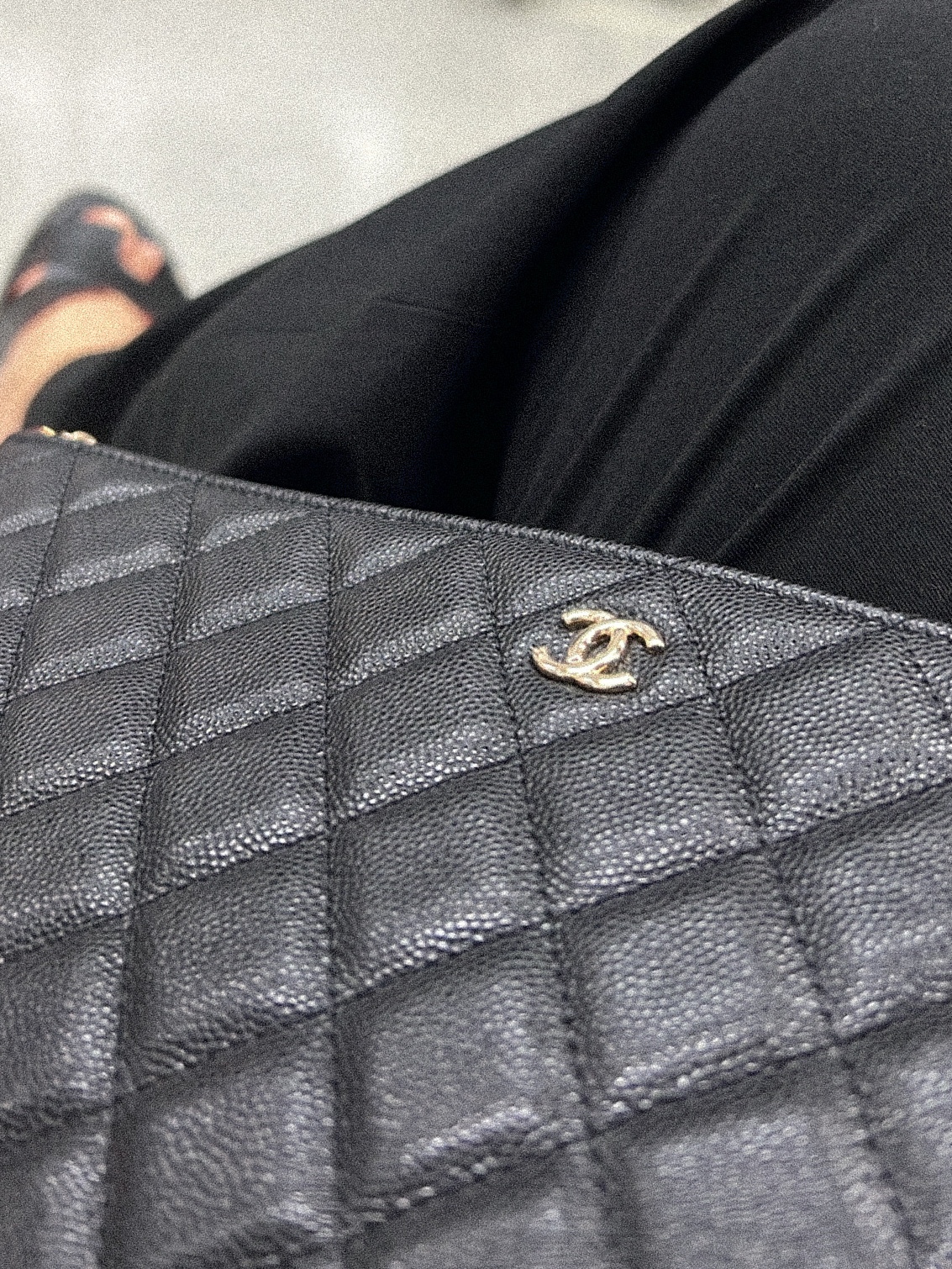 Chanel Large Classic Pouch Grained Calfskin & Silver Black, Chanel Large Classic Pouch Grained Calfskin & Gold Black 착용 스타일