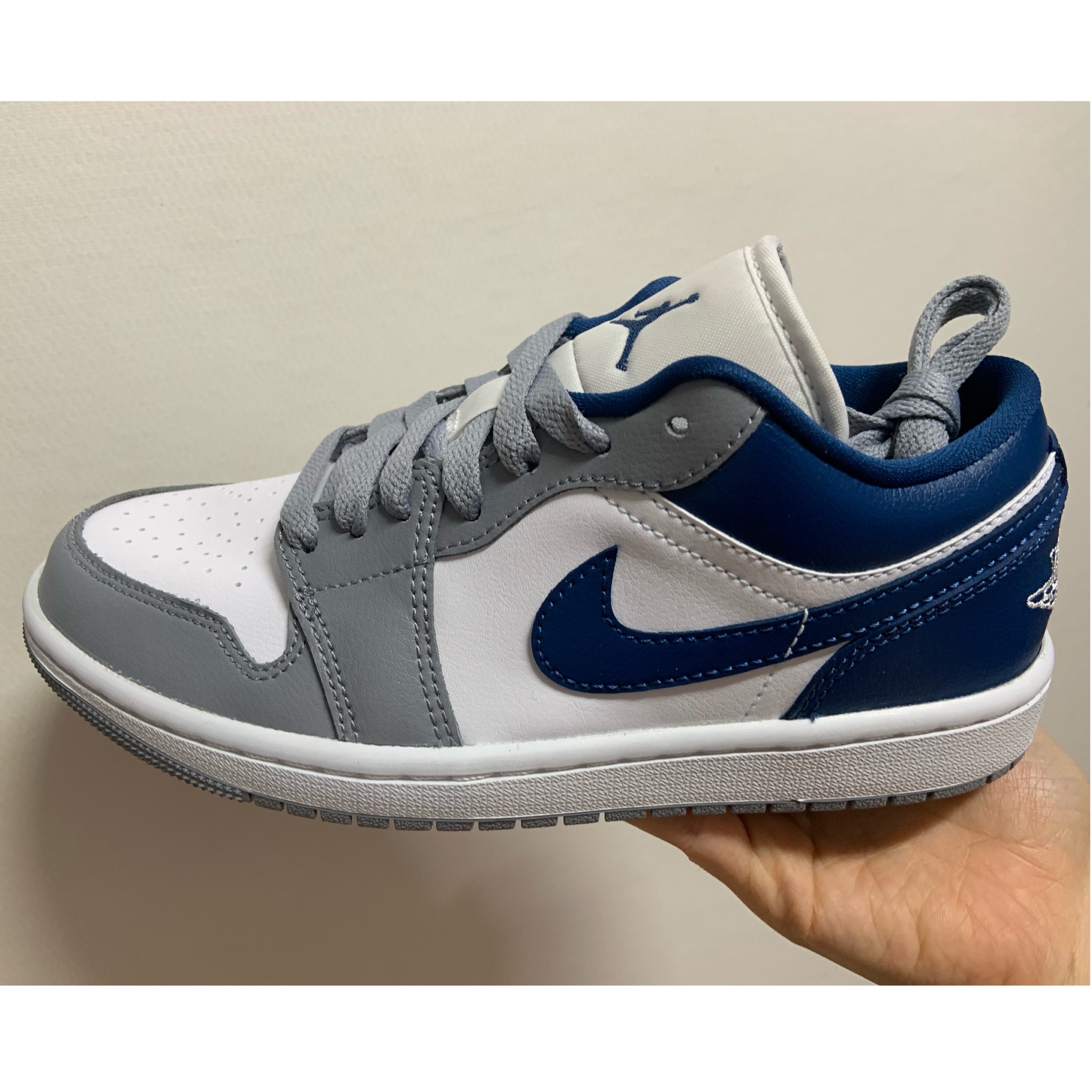 (W) Jordan 1 Low White Grey Blue 착용 스타일 - 1
