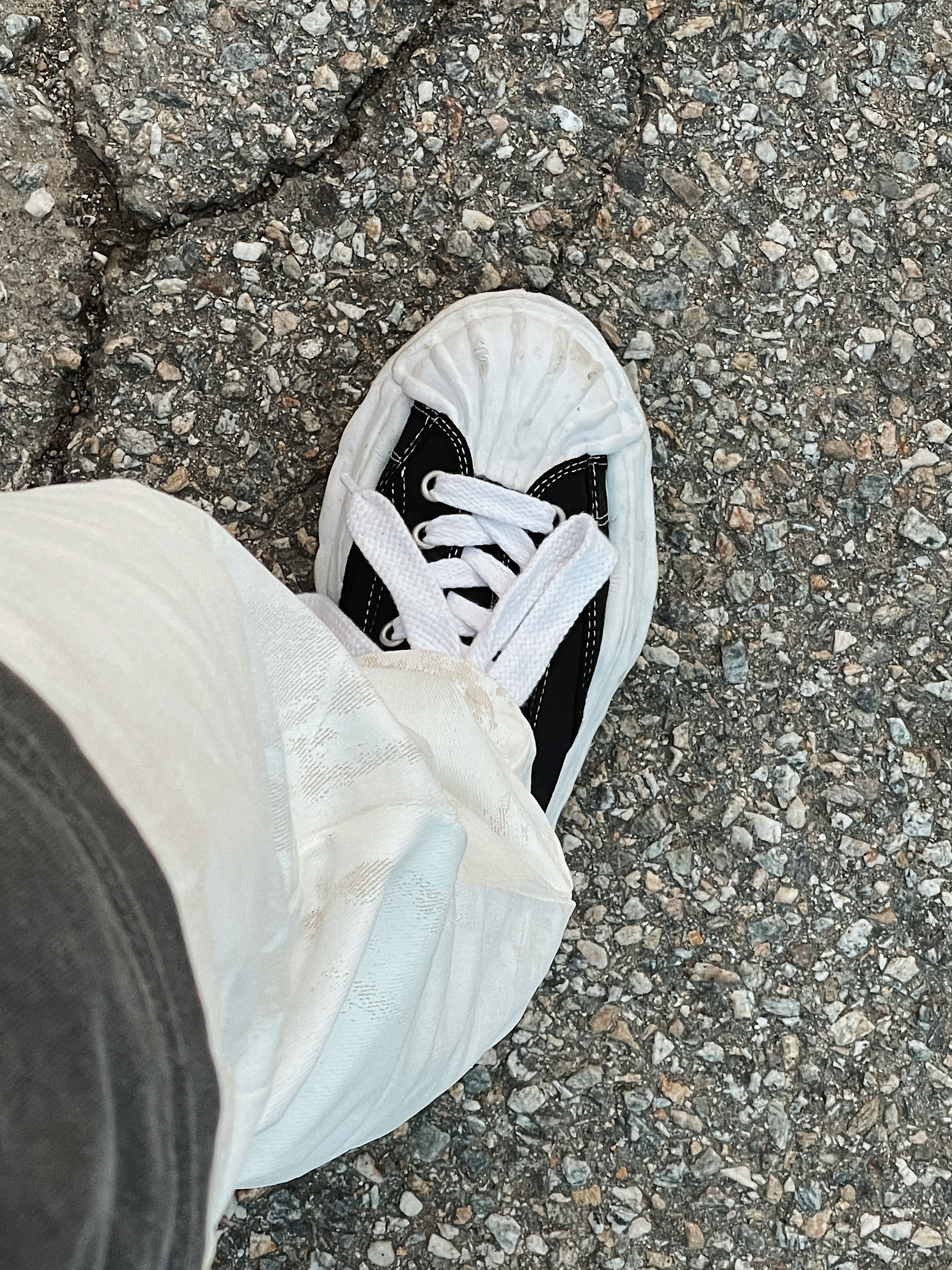 Maison Mihara Yasuhiro Blakey OG Sole Canvas Low-top Sneakers Black 착용 스타일 - 5