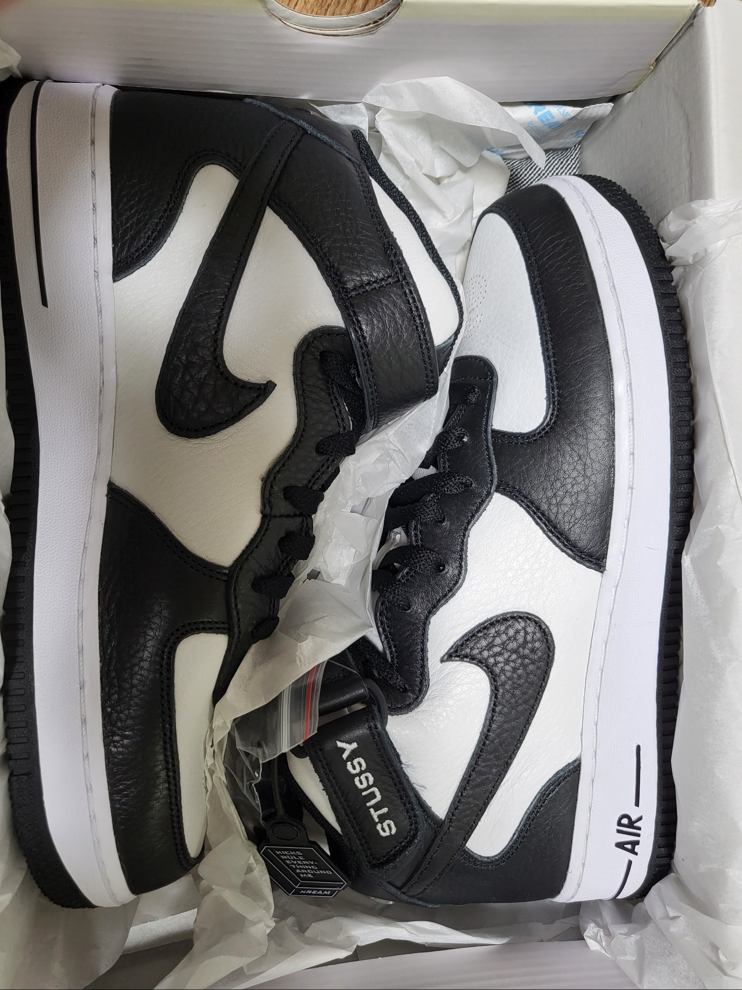 Nike x Stussy Air Force 1 '07 Mid SP Black and Light Bone 착용 스타일