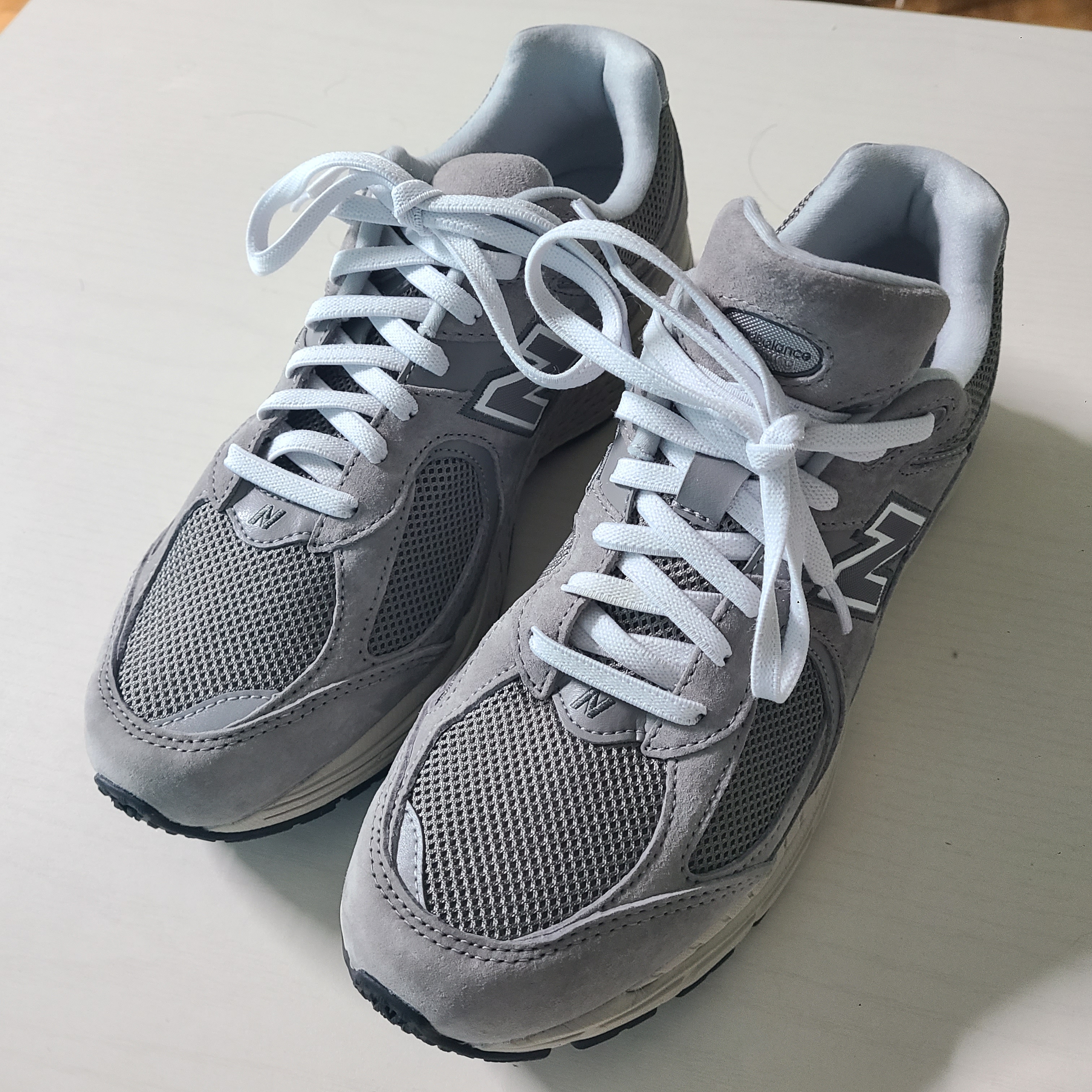 New Balance 2002R Grey 착용 스타일