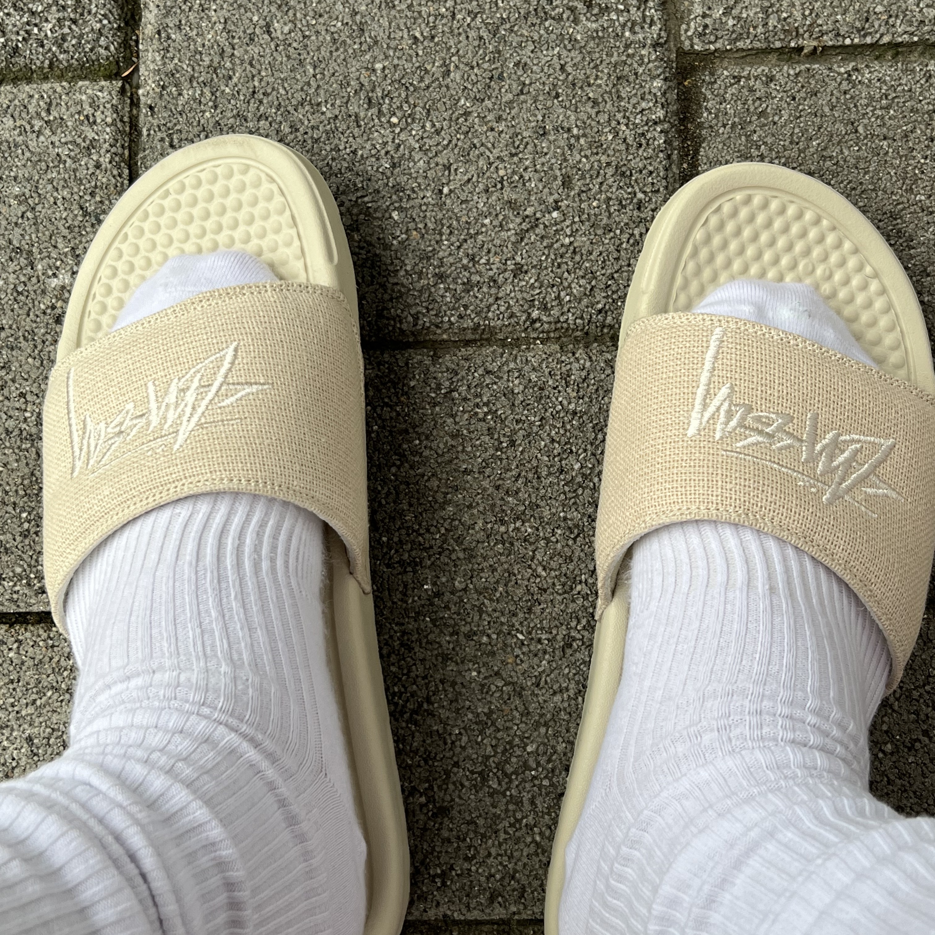 Nike x Stussy Benassi Hemp Slide Fossil Stone 착용 스타일