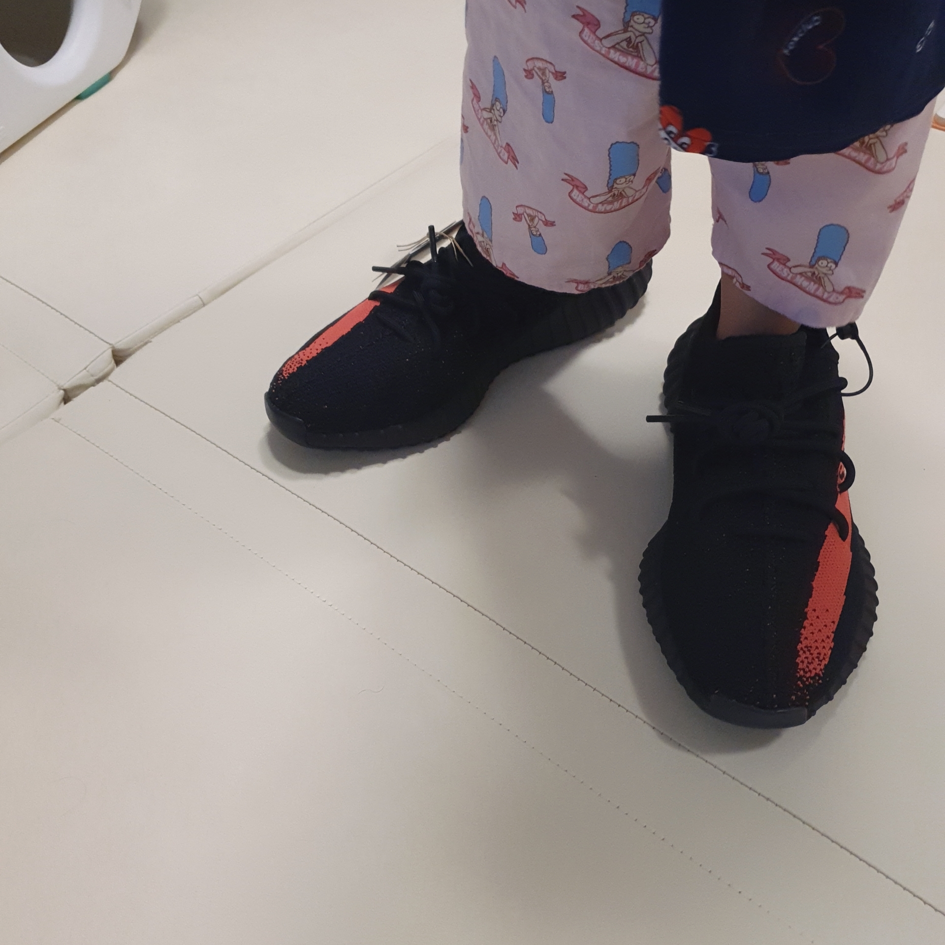 Adidas Yeezy Boost 350 V2 Core Black Red 2022/2023 착용 스타일 - 2