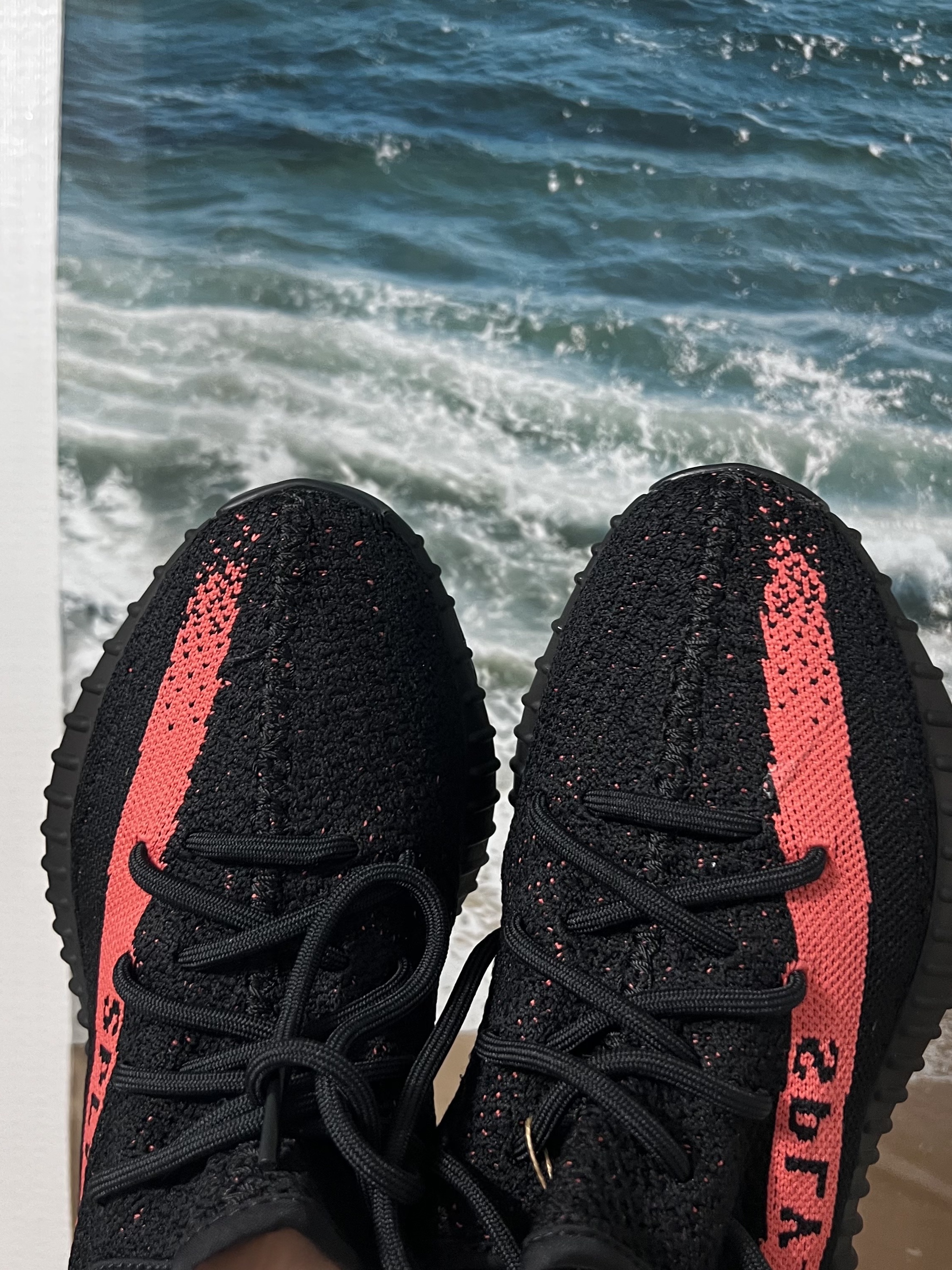 Adidas Yeezy Boost 350 V2 Core Black Red 2022/2023, Dior Micro Lady Bag Cannage Lambskin Black Gold 착용 스타일 - 2