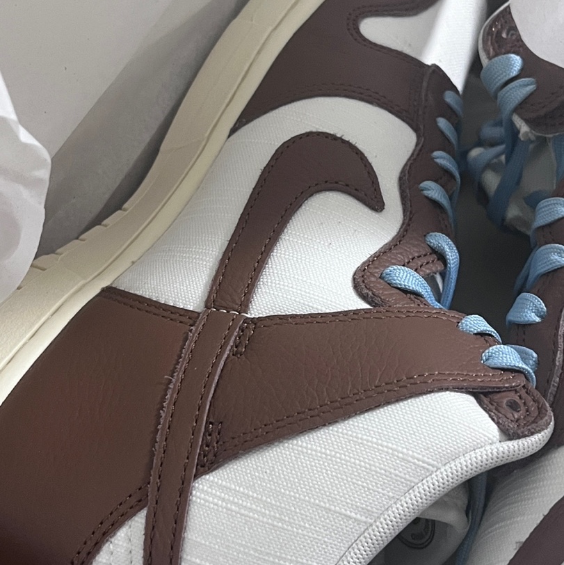 Nike Dunk High PRM Pecan and Sail 착용 스타일