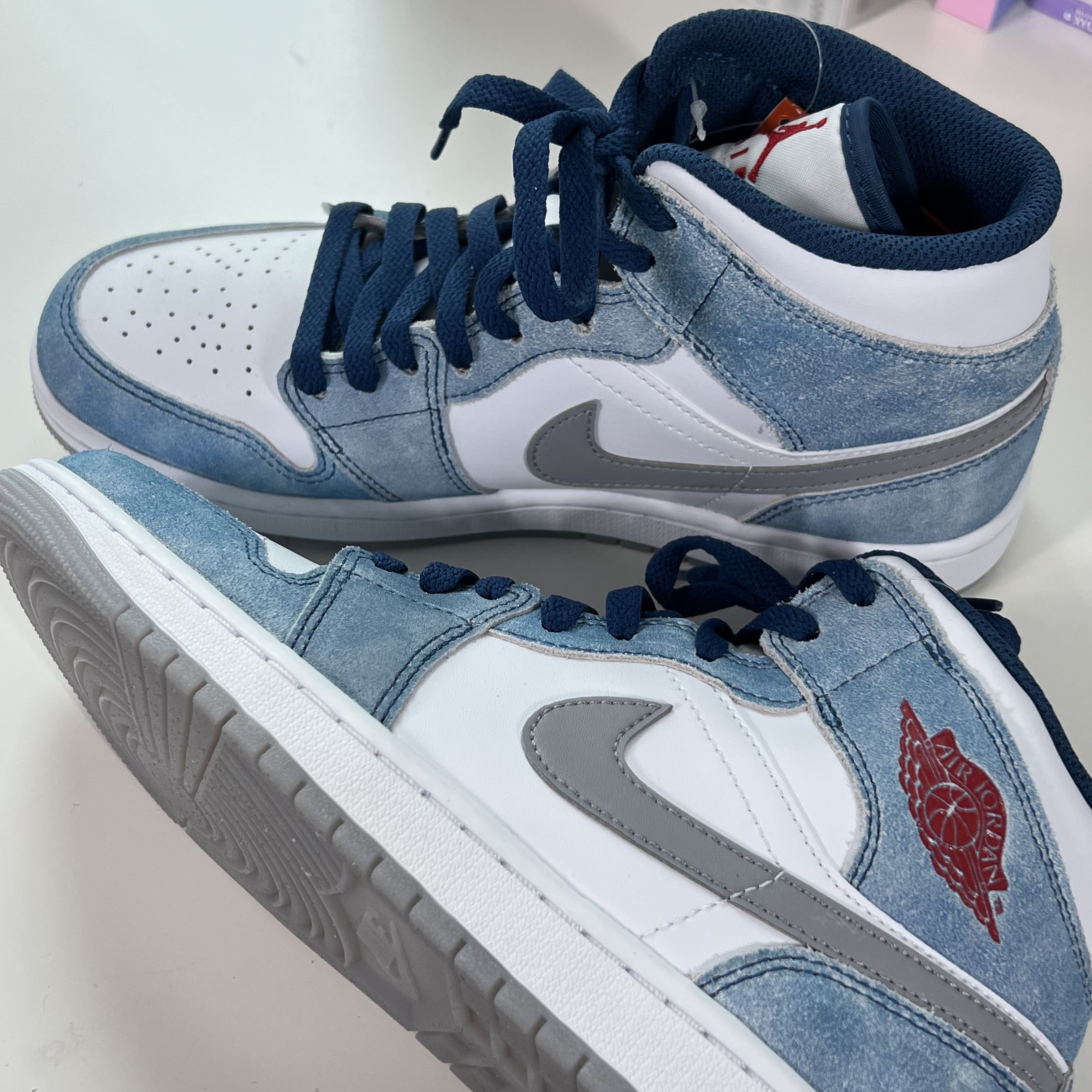 Jordan 1 Mid SE French Blue Fire Red 착용 스타일 - 1