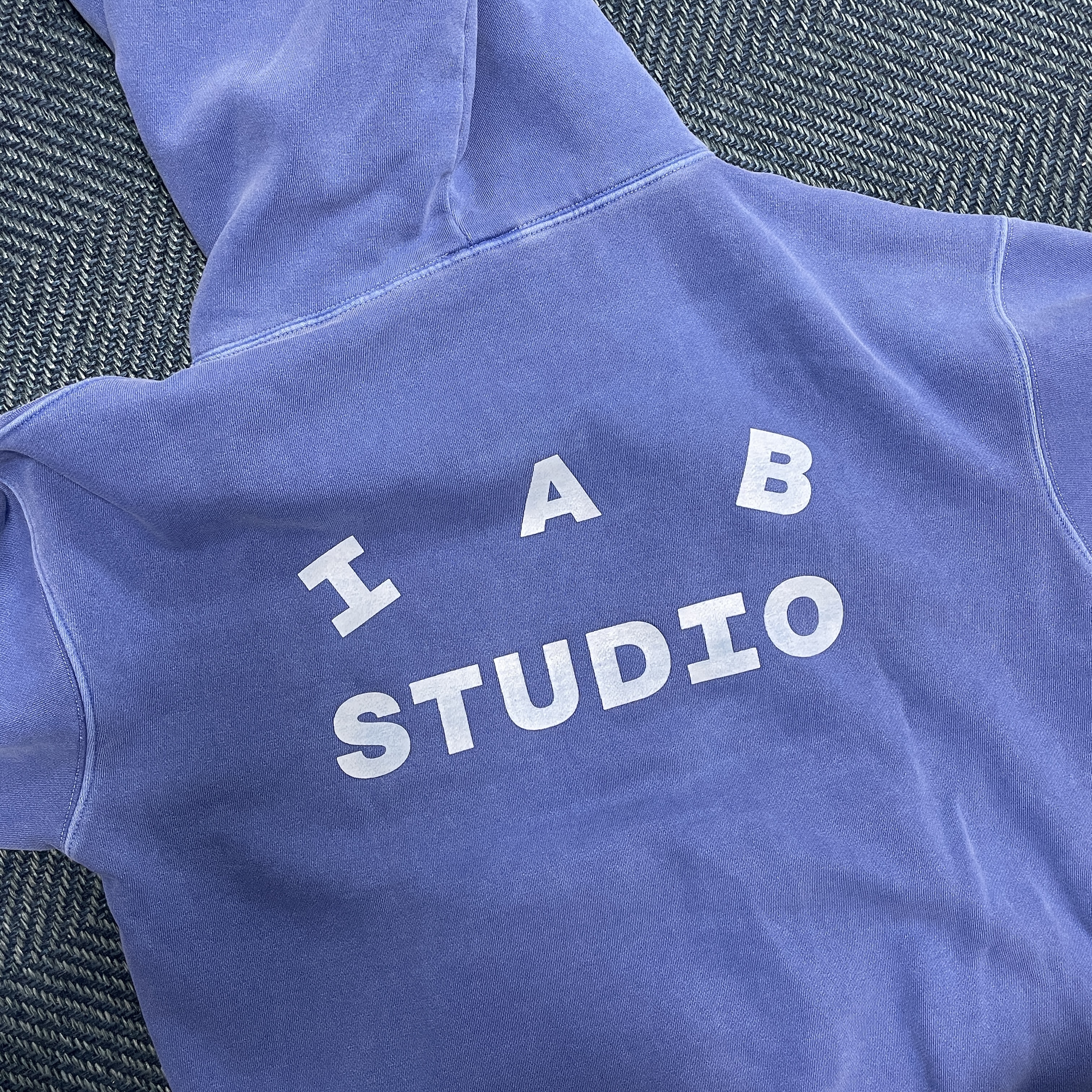 IAB Studio Pigment Hoodie Royal Blue - 22FW 착용 스타일 - 1