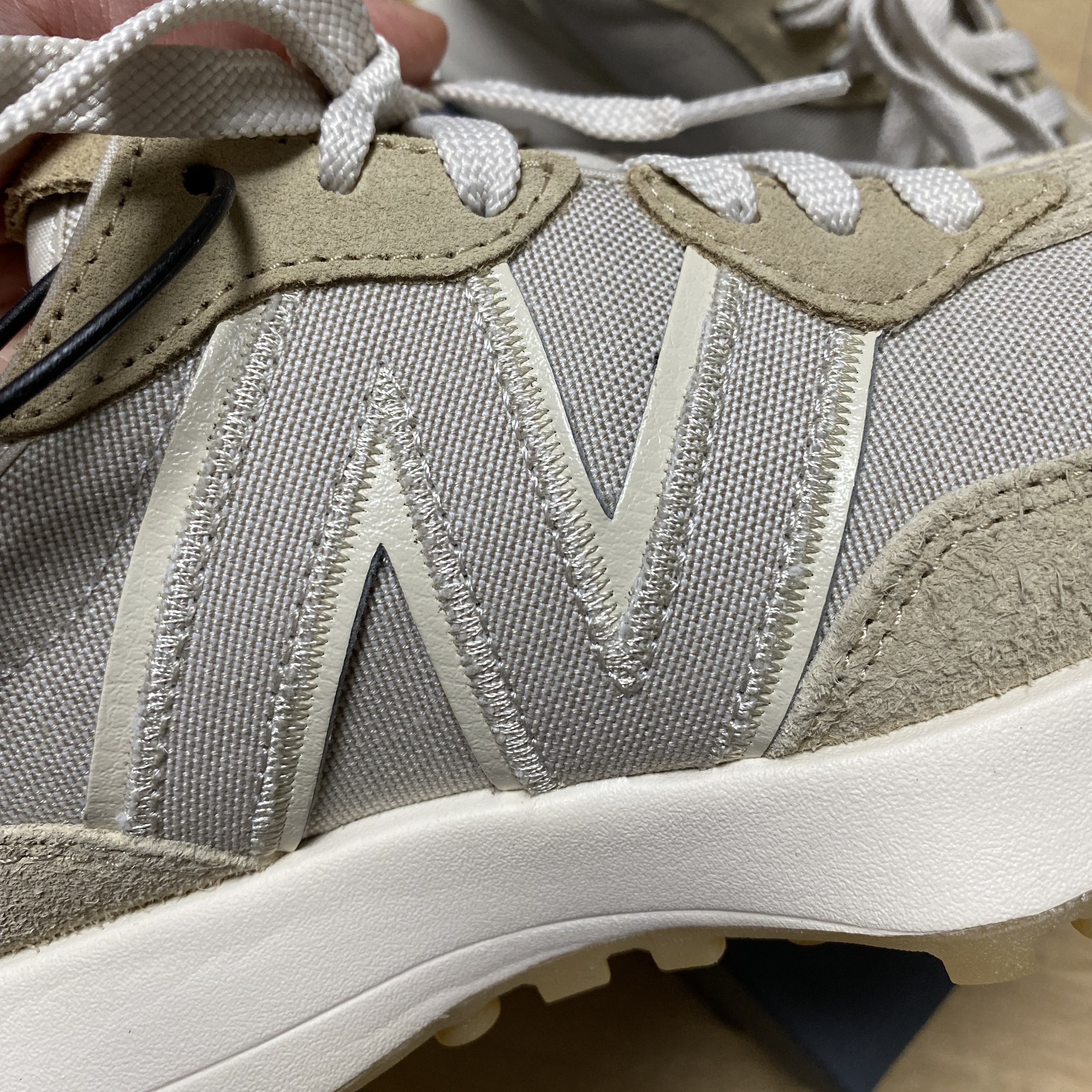 New Balance 327 Unplugged Pack Greige 착용 스타일 - 2