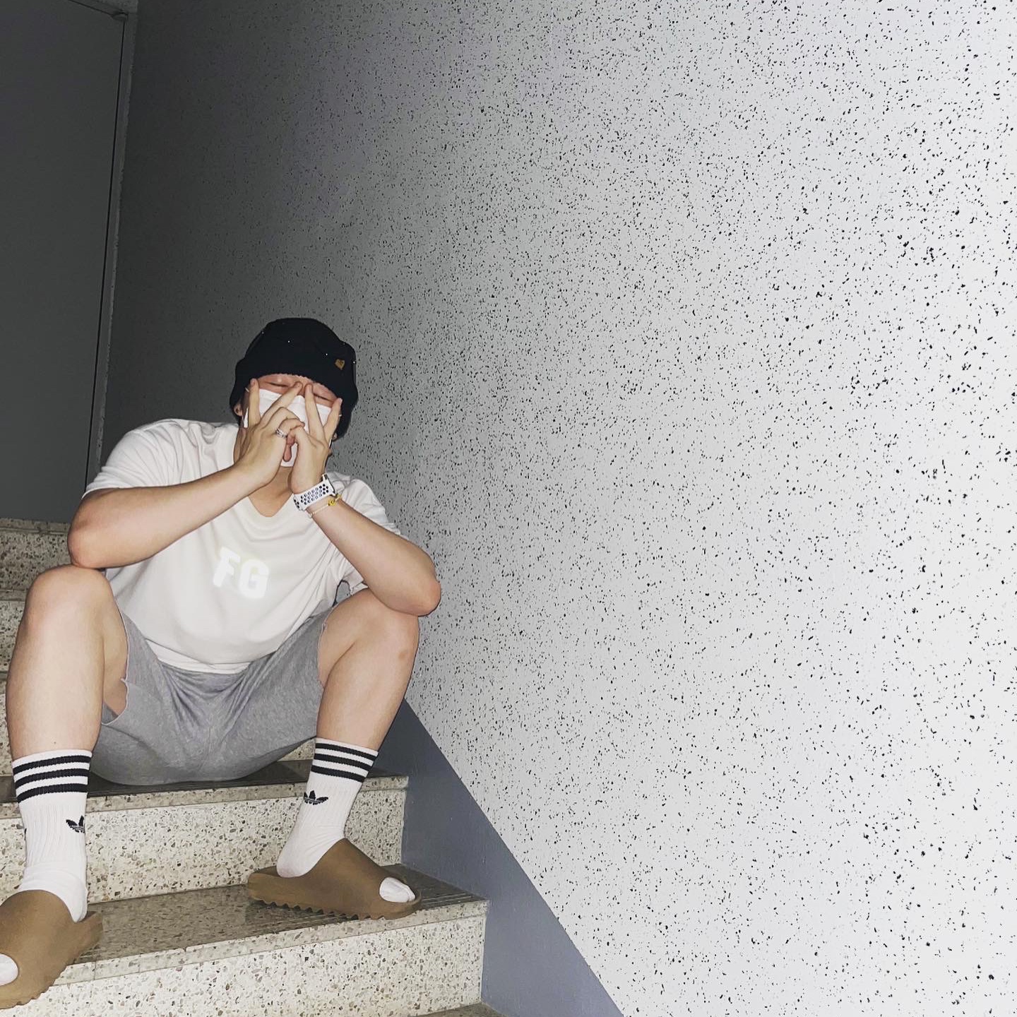 Adidas Yeezy Slide Ochre, Fear of God Monarch Hoodie Cream Heather 착용 스타일 - 1