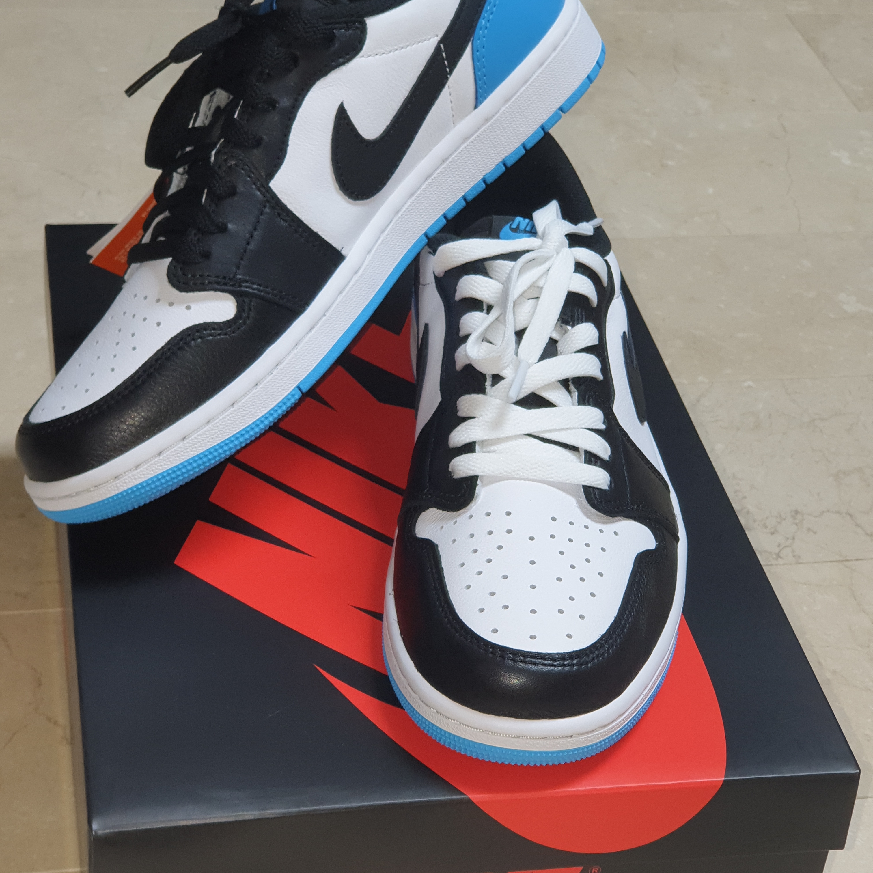 Jordan 1 Retro Low OG Black and Dark Powder Blue 착용 스타일
