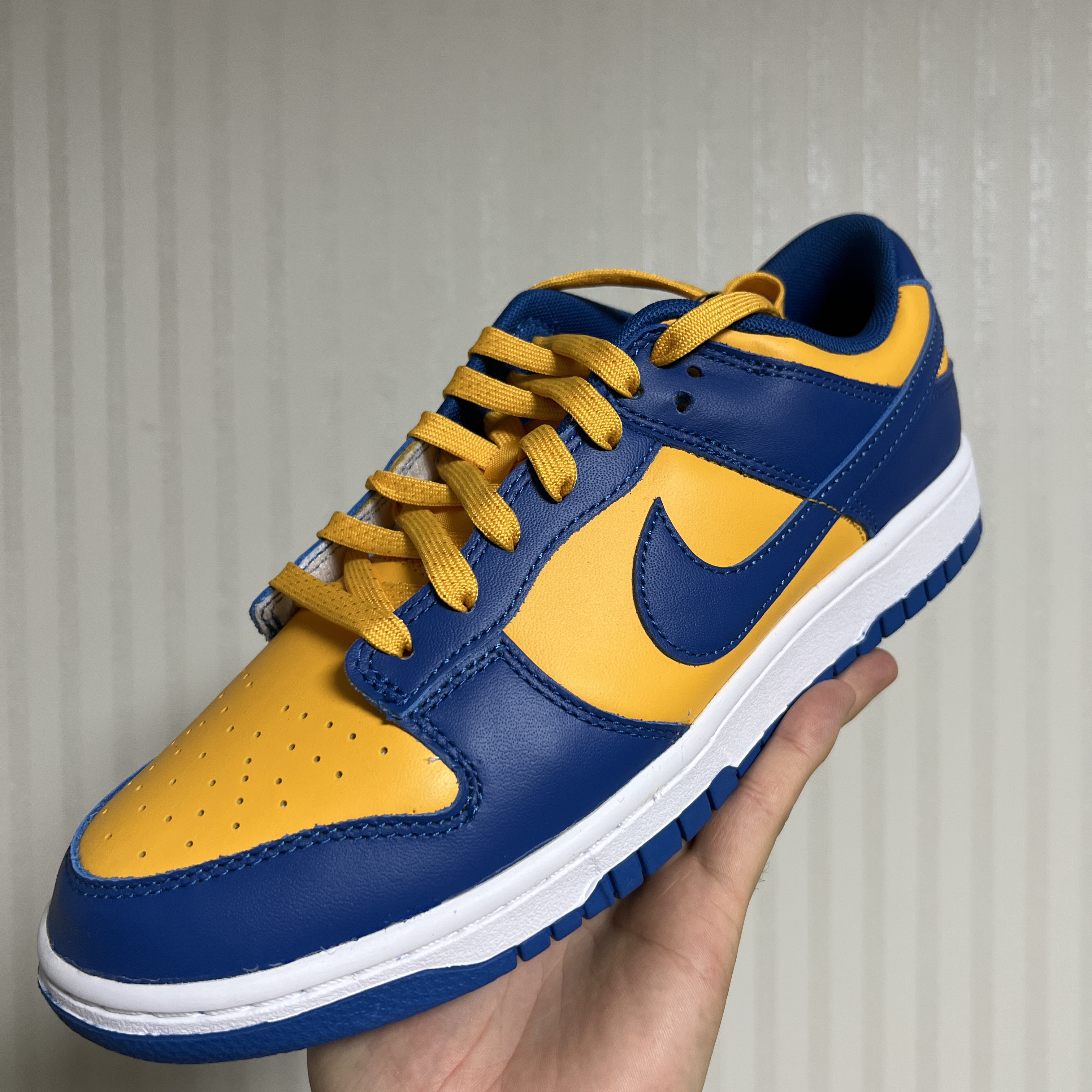 Nike Dunk Low Retro Blue Jay and University Gold 착용 스타일 - 1