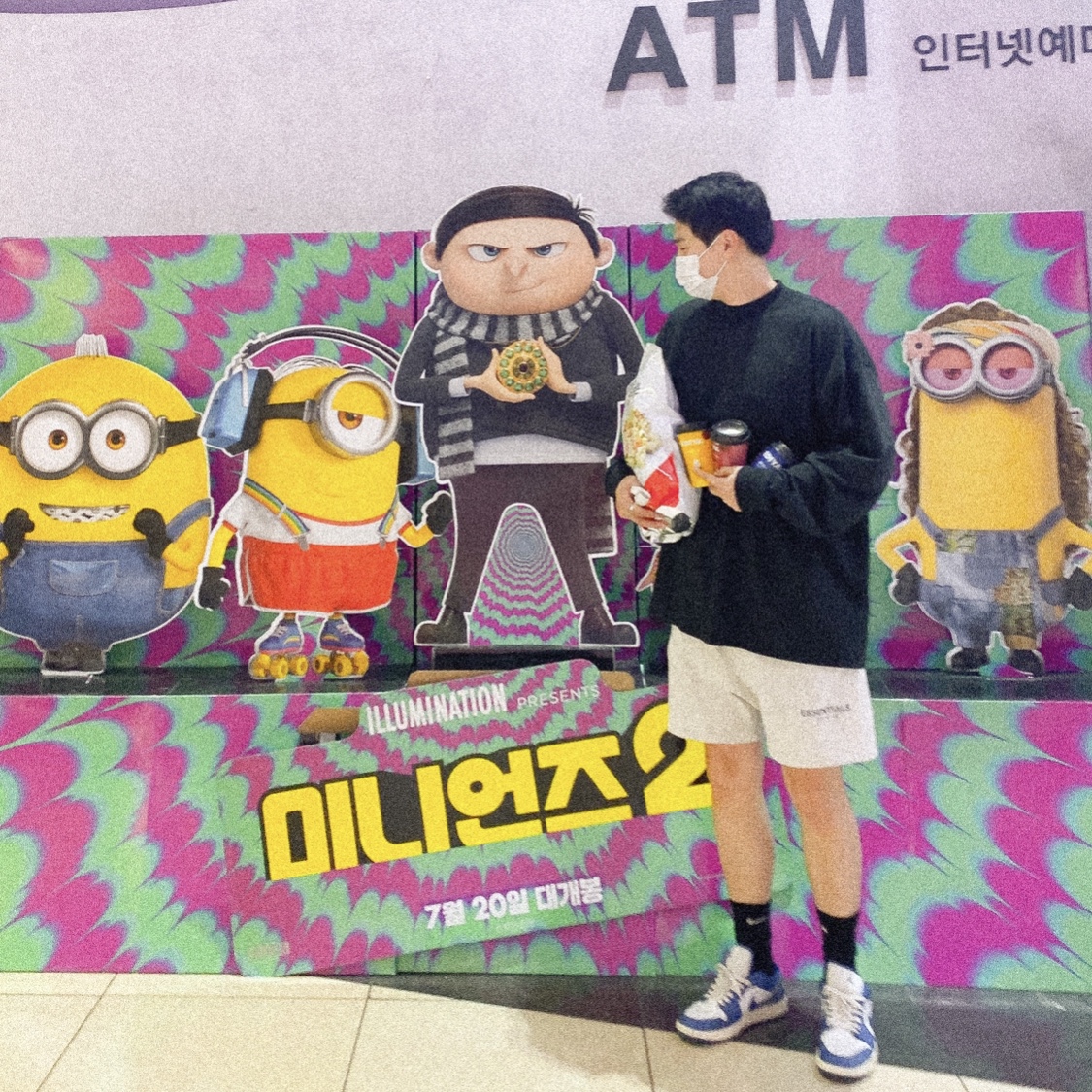 (W) Jordan 1 Low White Dark Marina Blue, Essentials The Core Collection Sweatshorts Light Oatmeal 착용 스타일
