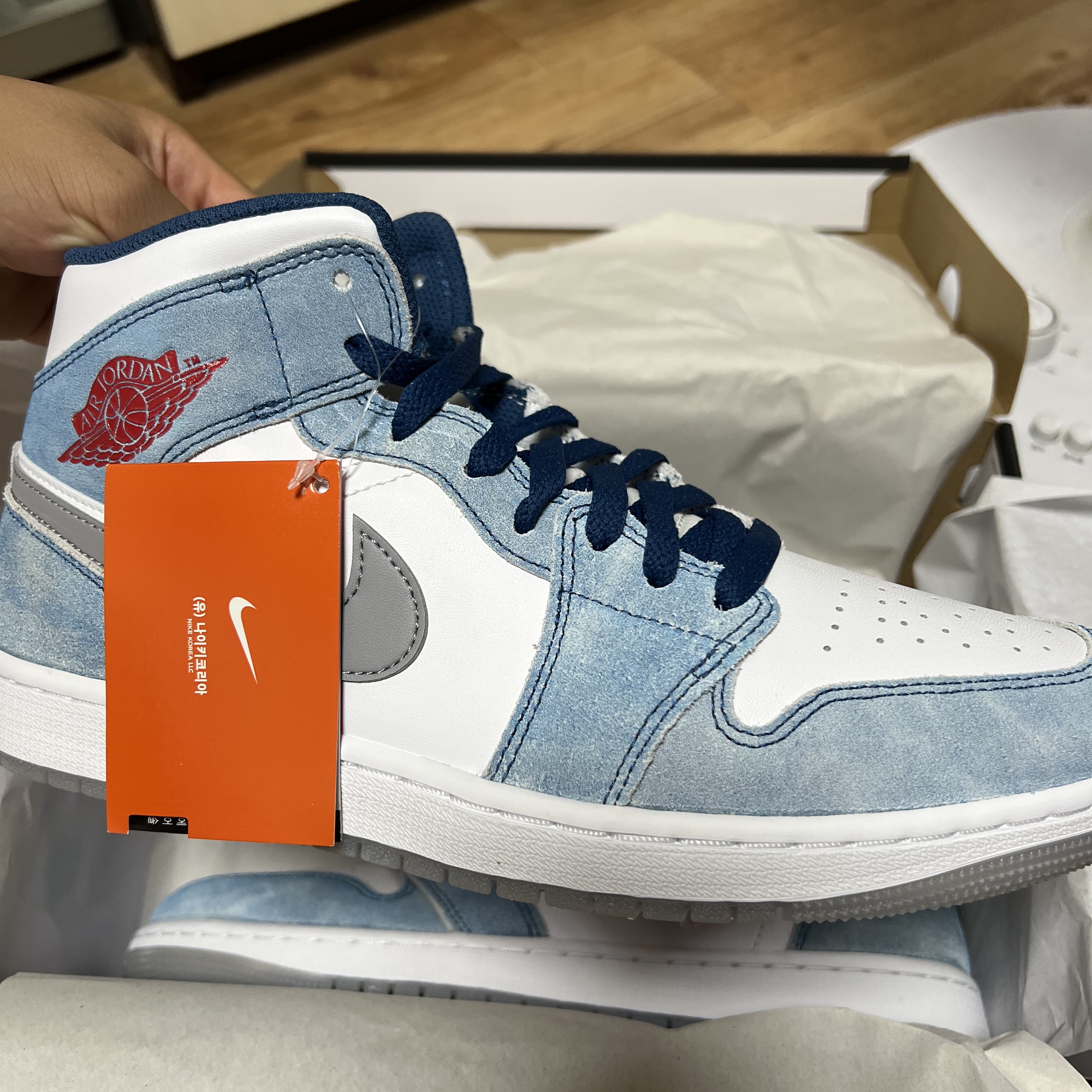 Jordan 1 Mid SE French Blue Fire Red 착용 스타일 - 3