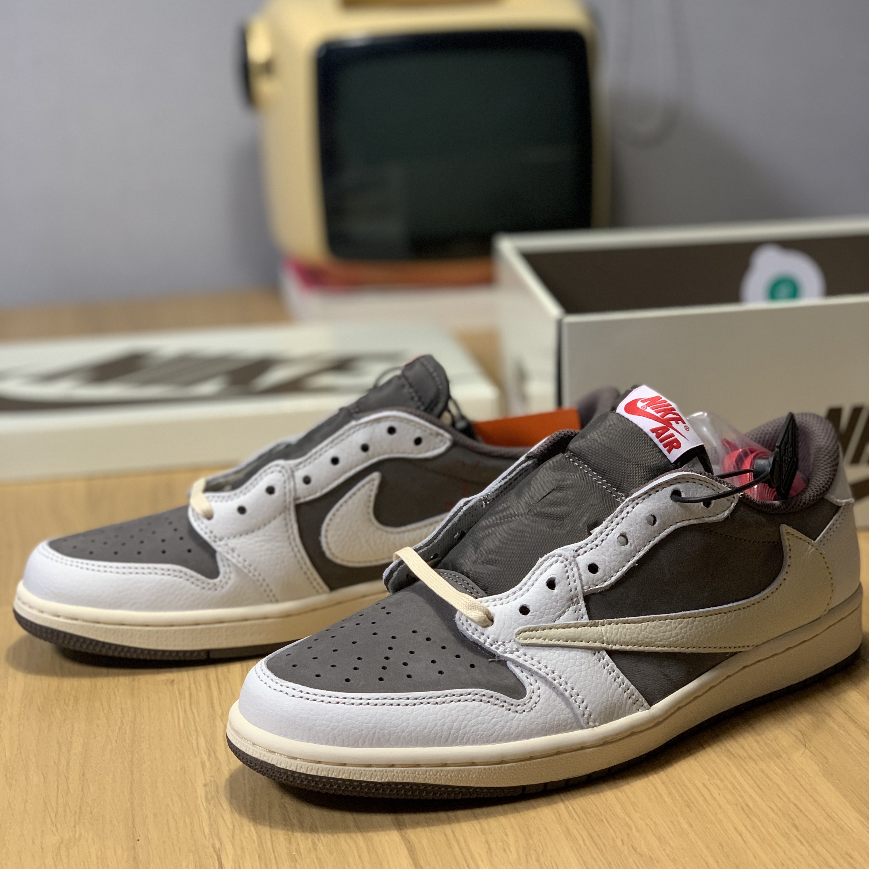 Jordan 1 x Travis Scott Retro Low OG SP Sail and Ridgerock 착용 스타일