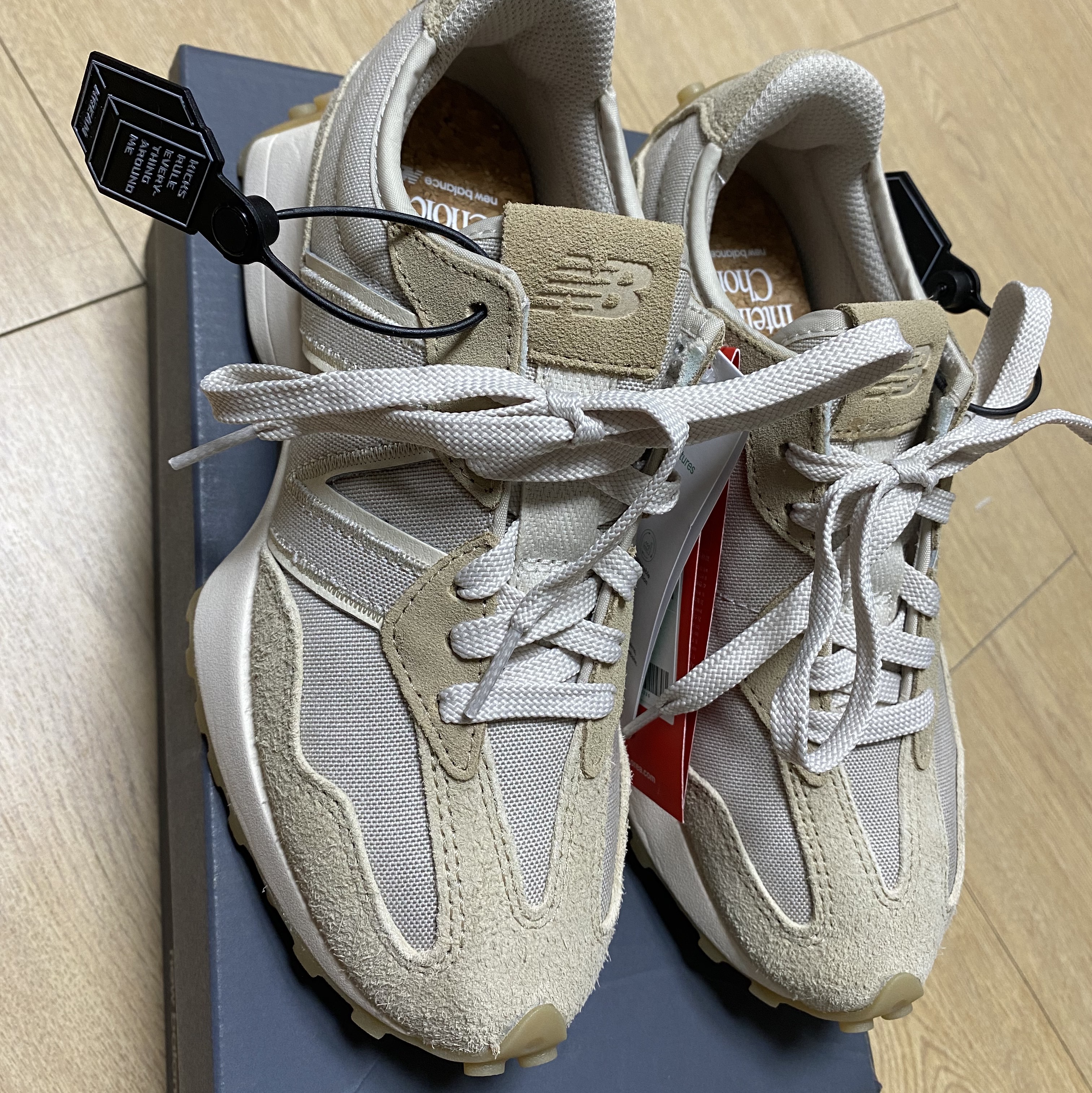 New Balance 327 Unplugged Pack Greige 착용 스타일 - 1