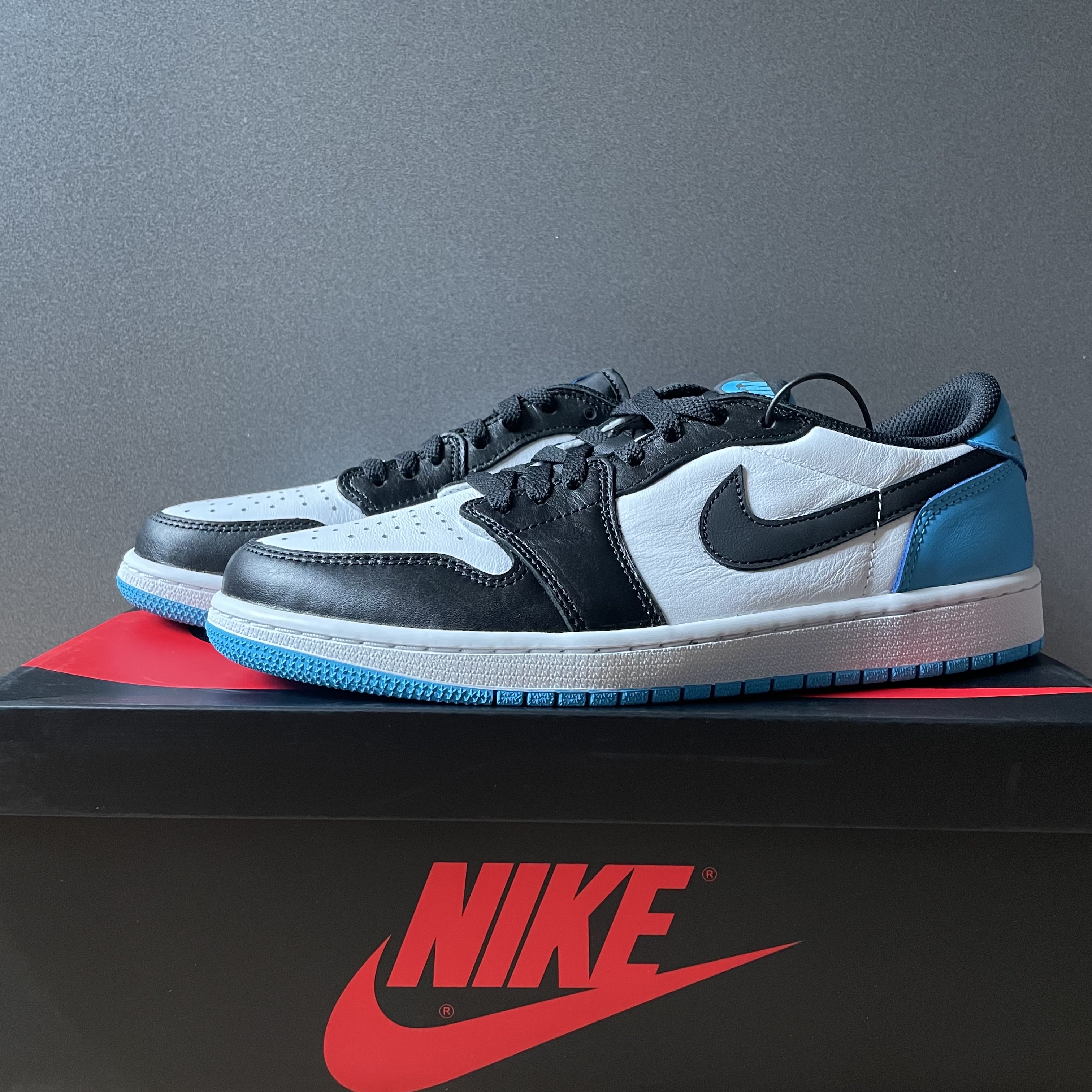 Jordan 1 Retro Low OG Black and Dark Powder Blue 착용 스타일 - 2