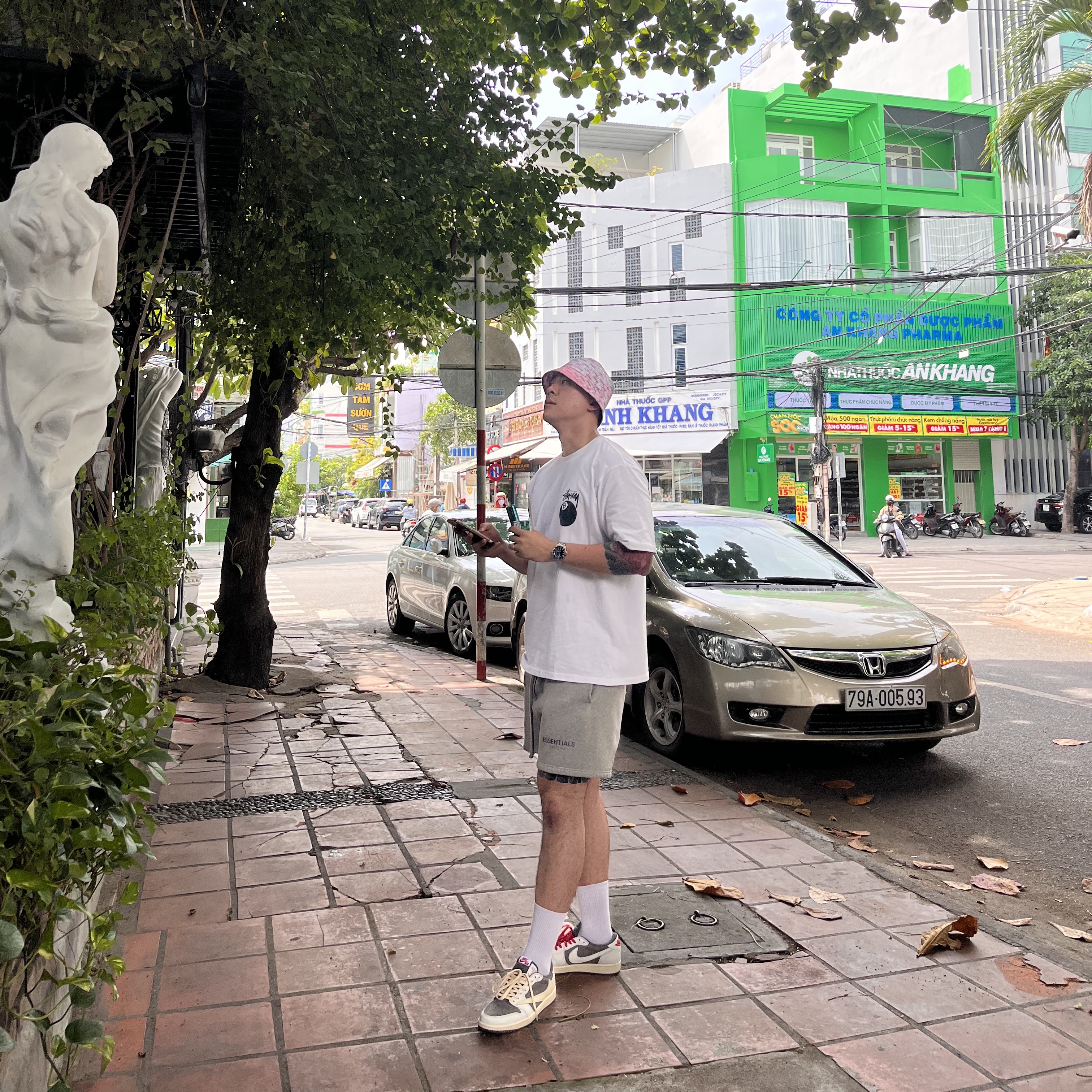 Jordan 1 x Travis Scott Retro Low OG SP Sail and Ridgerock, Essentials The Core Collection Sweatshorts Dark Oatmeal 착용 스타일