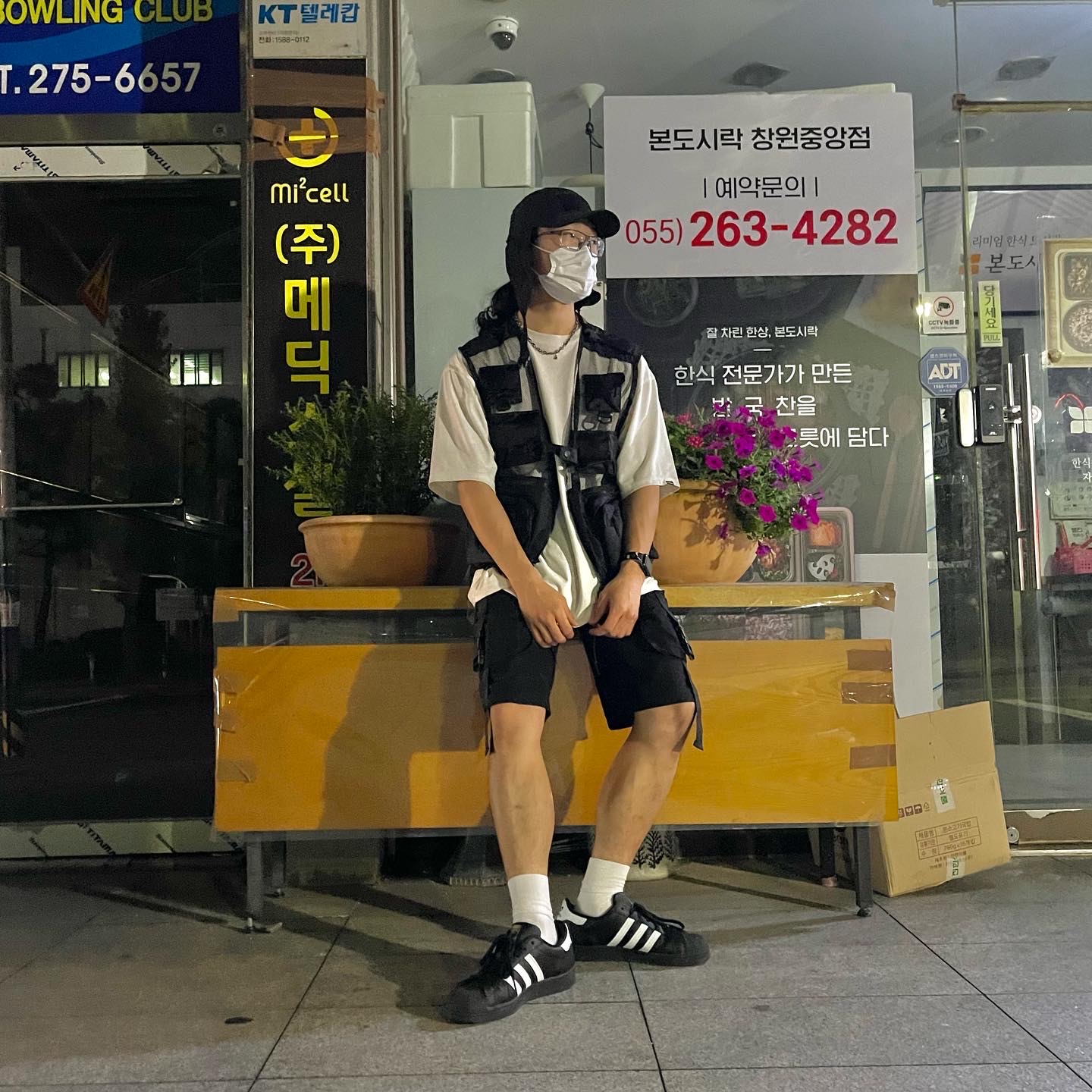Adidas Superstar Core Black White 착용 스타일 - 4