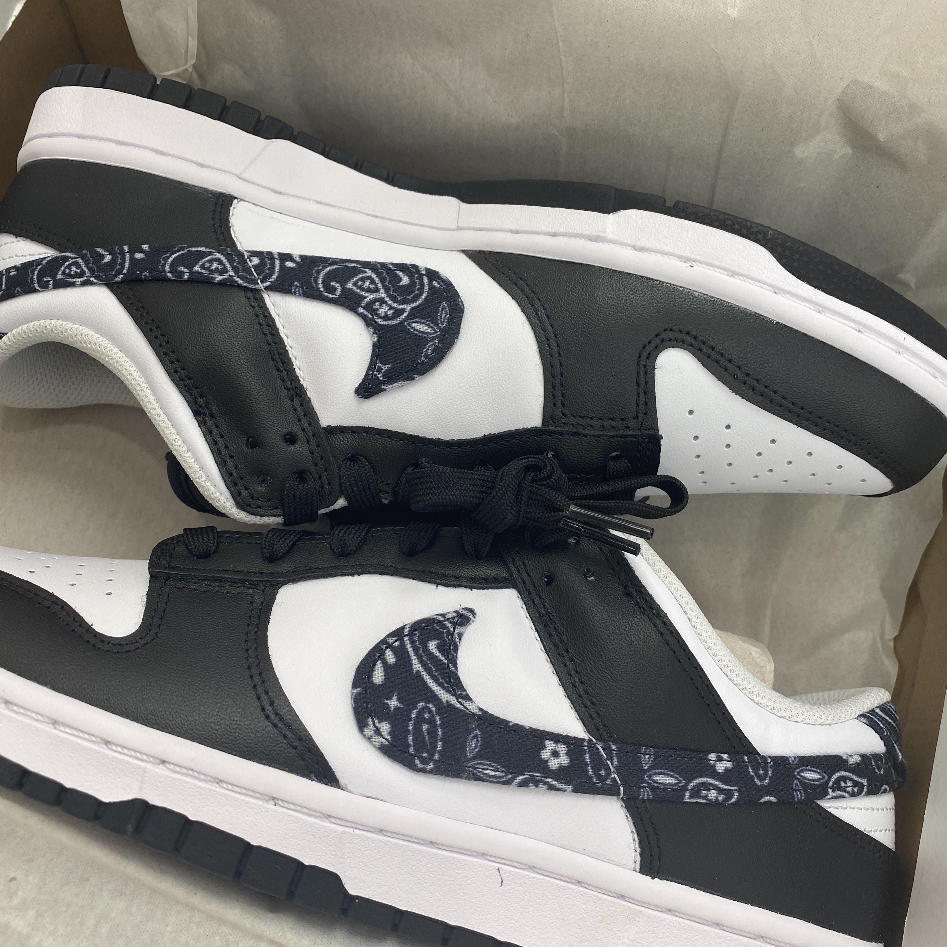 (W) Nike Dunk Low Essential Black Paisley 착용 스타일
