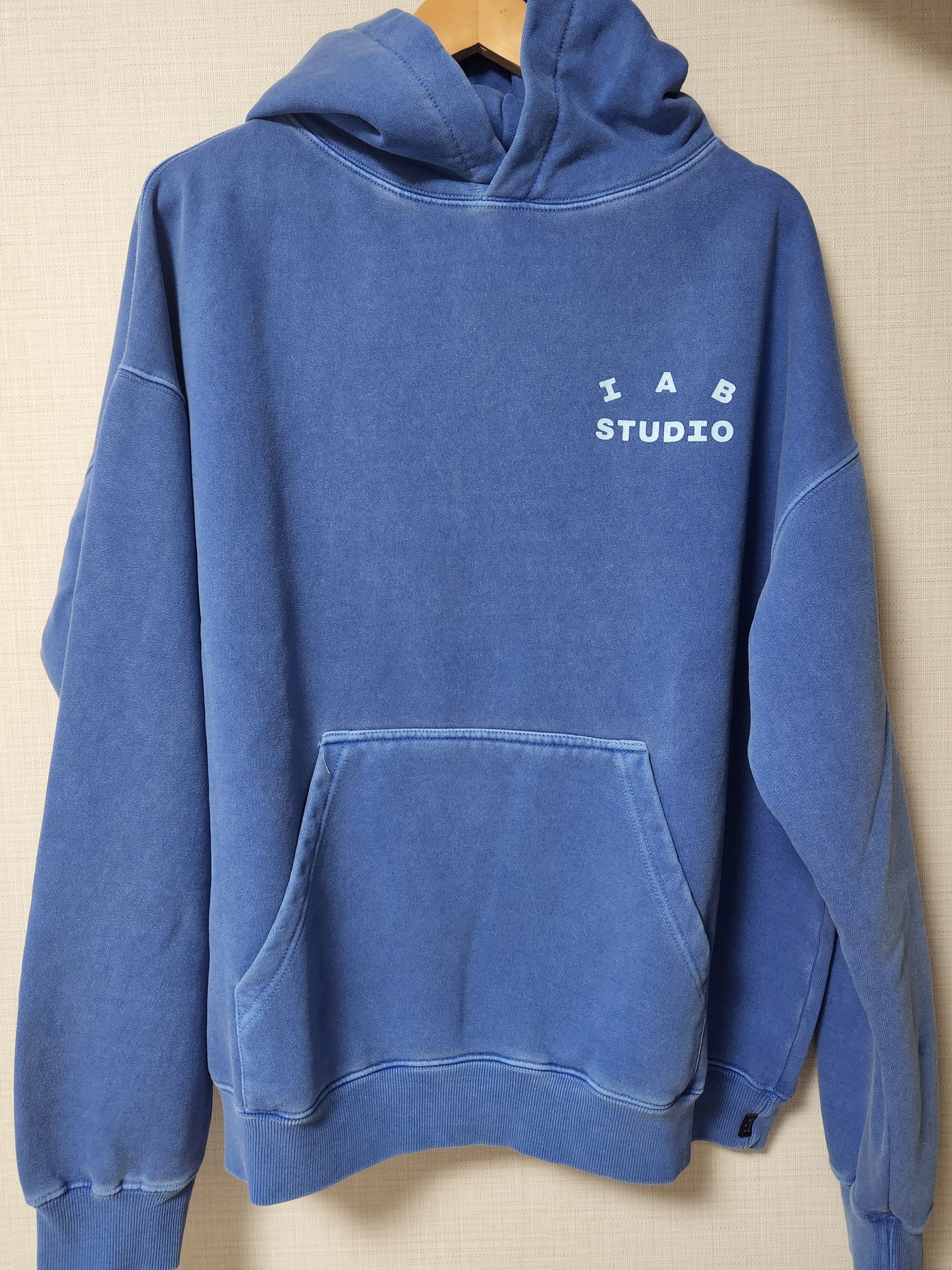 IAB Studio Pigment Hoodie Royal Blue - 22FW 착용 스타일 - 1