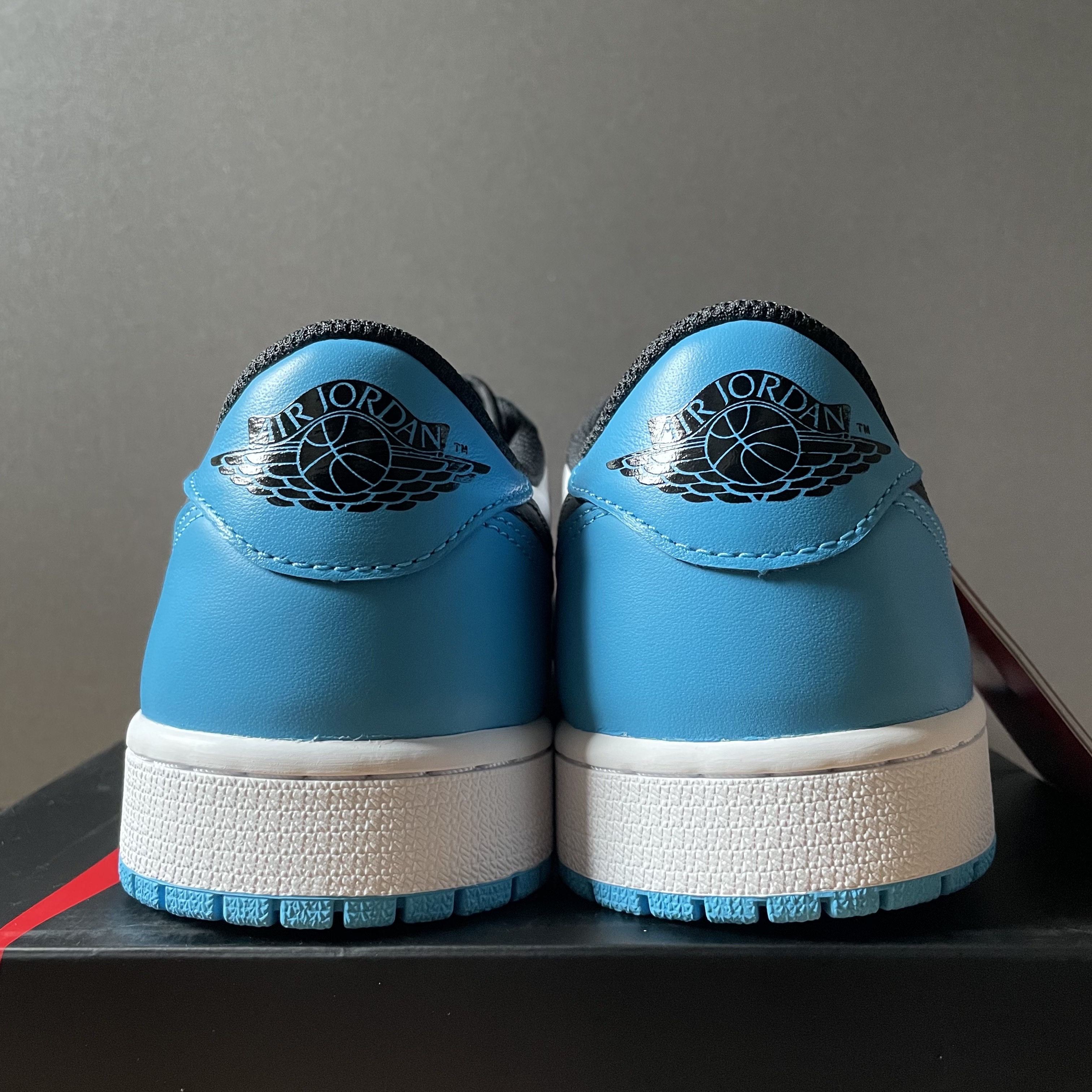 Jordan 1 Retro Low OG Black and Dark Powder Blue 착용 스타일 - 3
