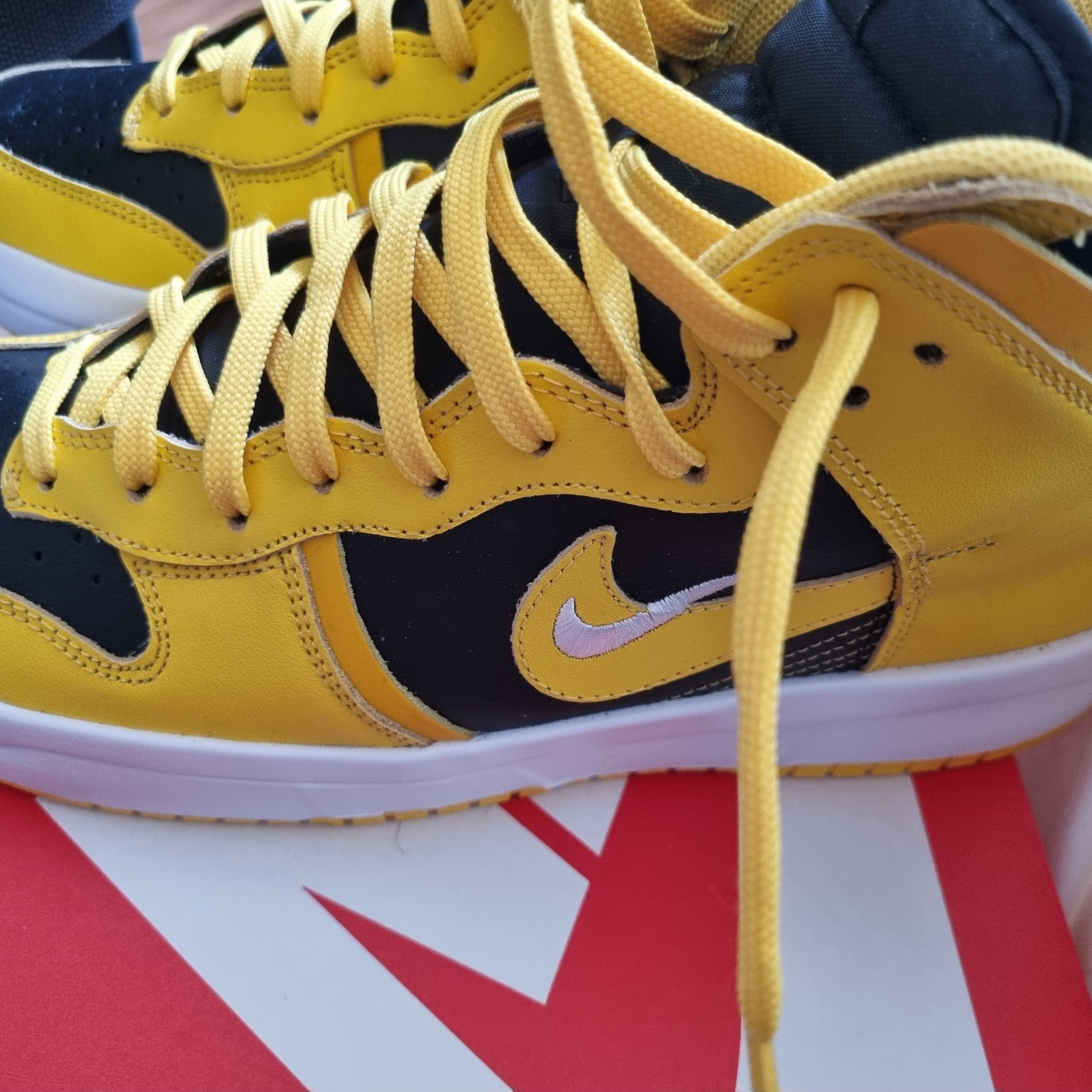 (W) Nike Dunk High Up Black and Varsity Maize 착용 스타일 - 2