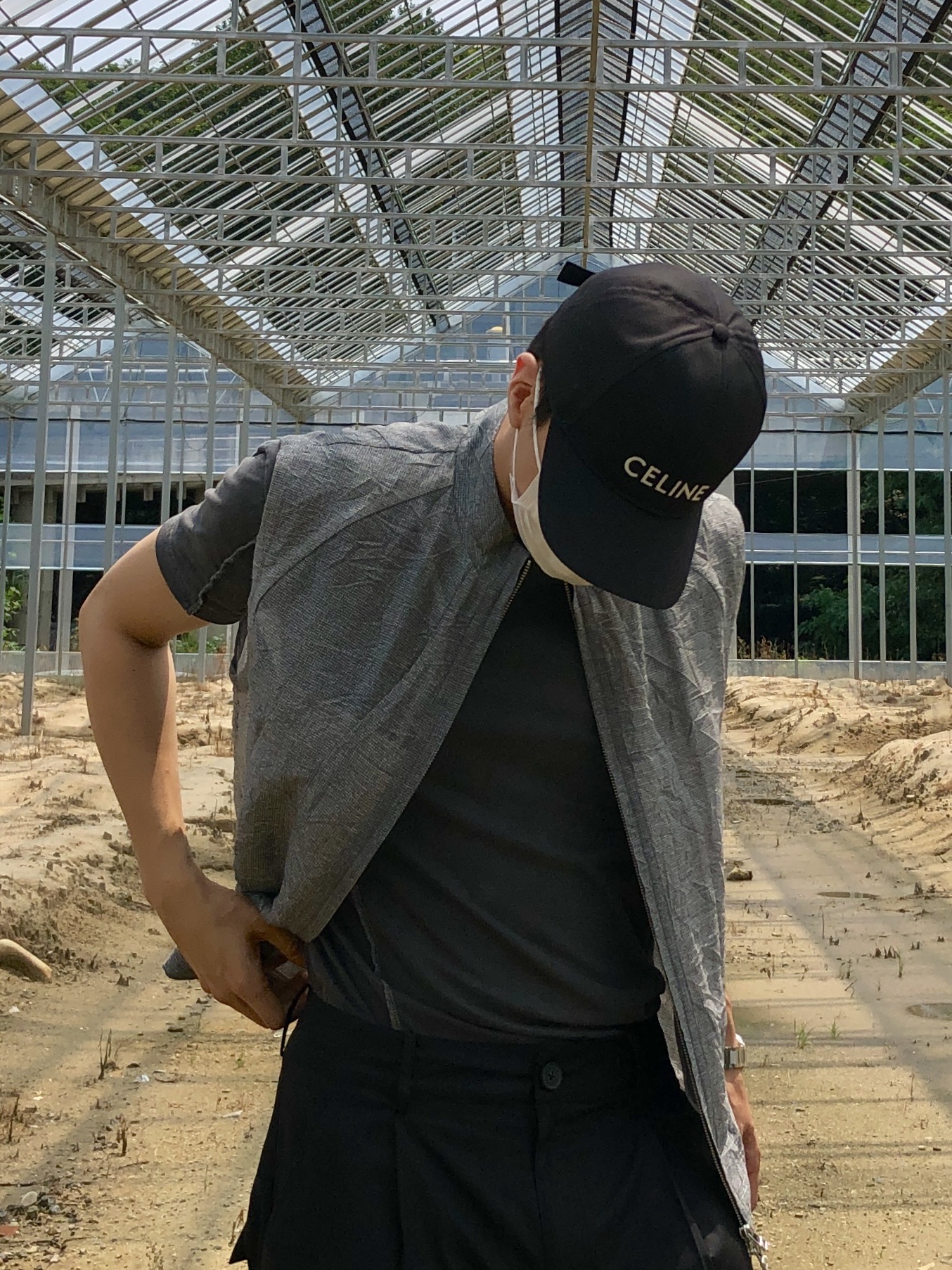 Celine Baseball Cap in Cotton Black, Our Legacy Skeleton Key Holder Scissors 착용 스타일 - 4