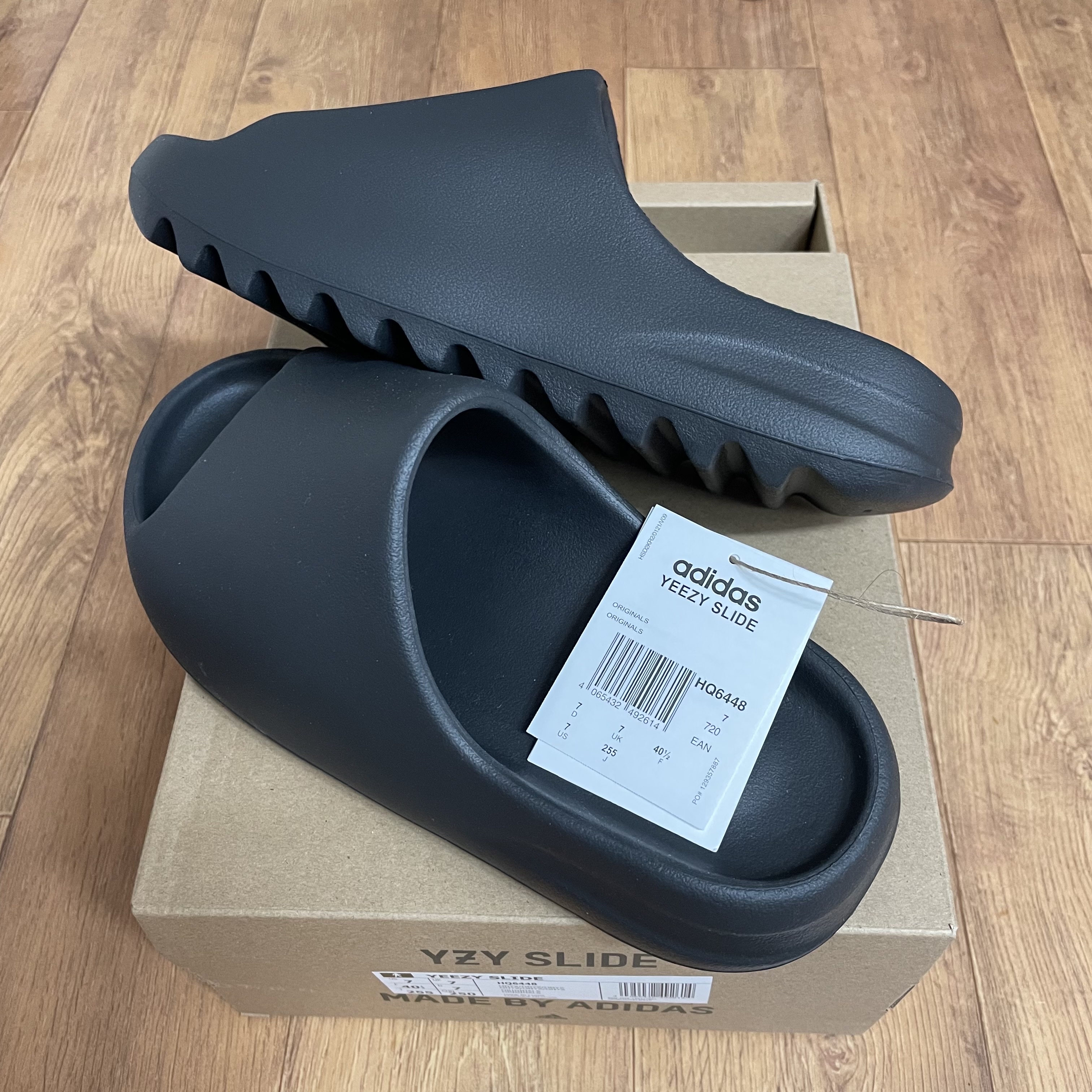 Adidas Yeezy Slide Onyx 착용 스타일