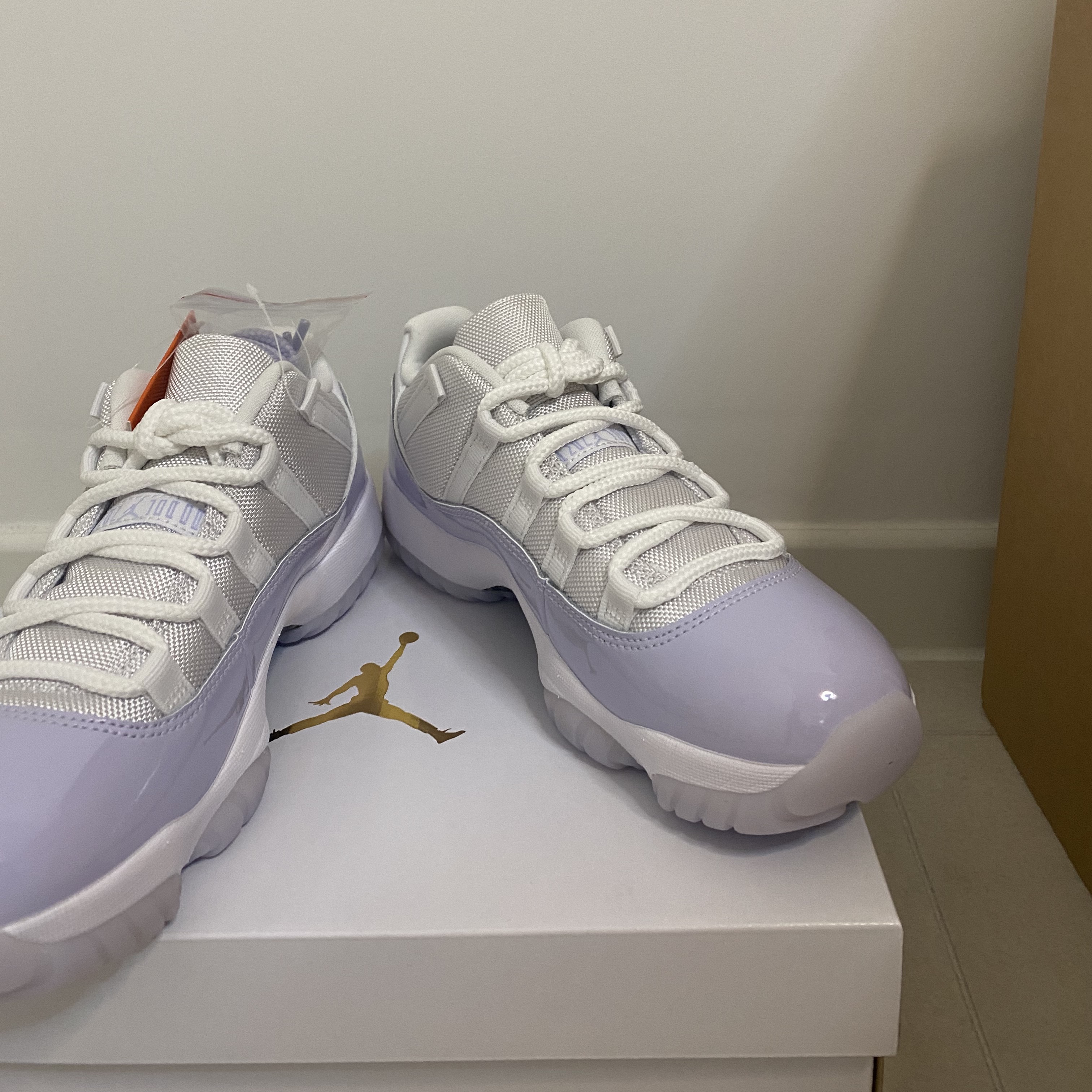 (W) Jordan 11 Retro Low Pure Violet 착용 스타일 - 1