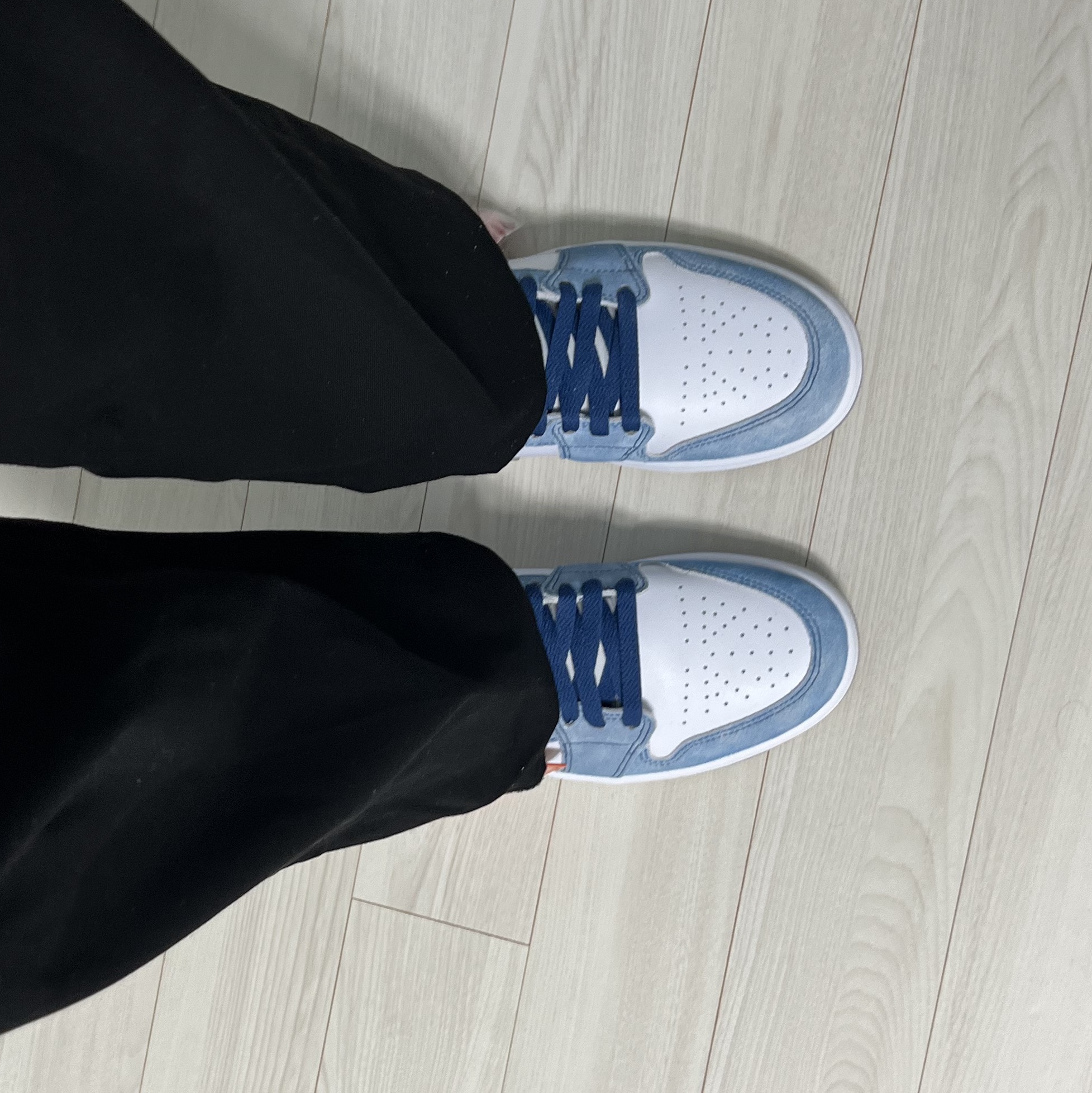 Jordan 1 Mid SE French Blue Fire Red 착용 스타일 - 3