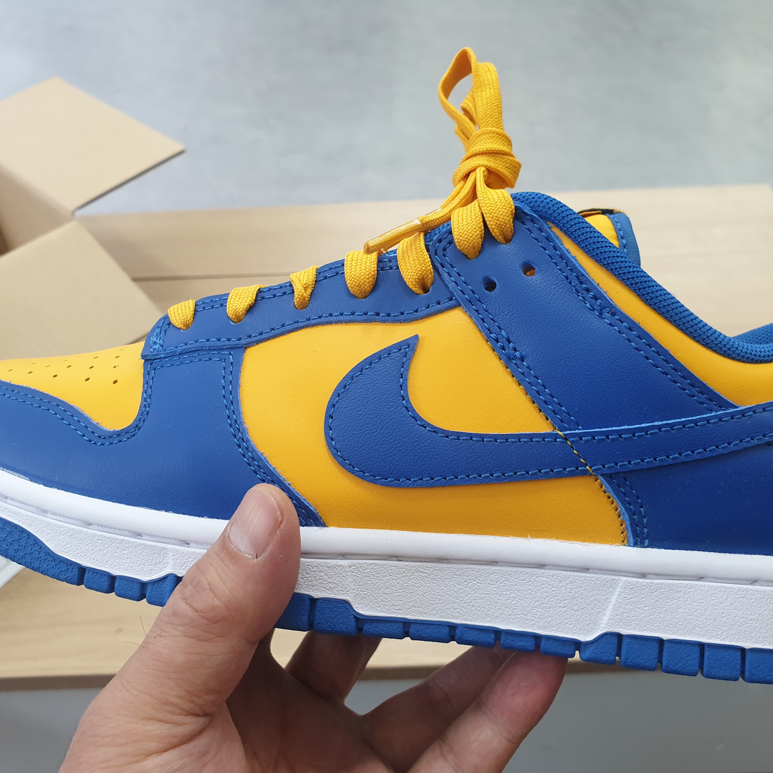 Nike Dunk Low Retro Blue Jay and University Gold 착용 스타일 - 1