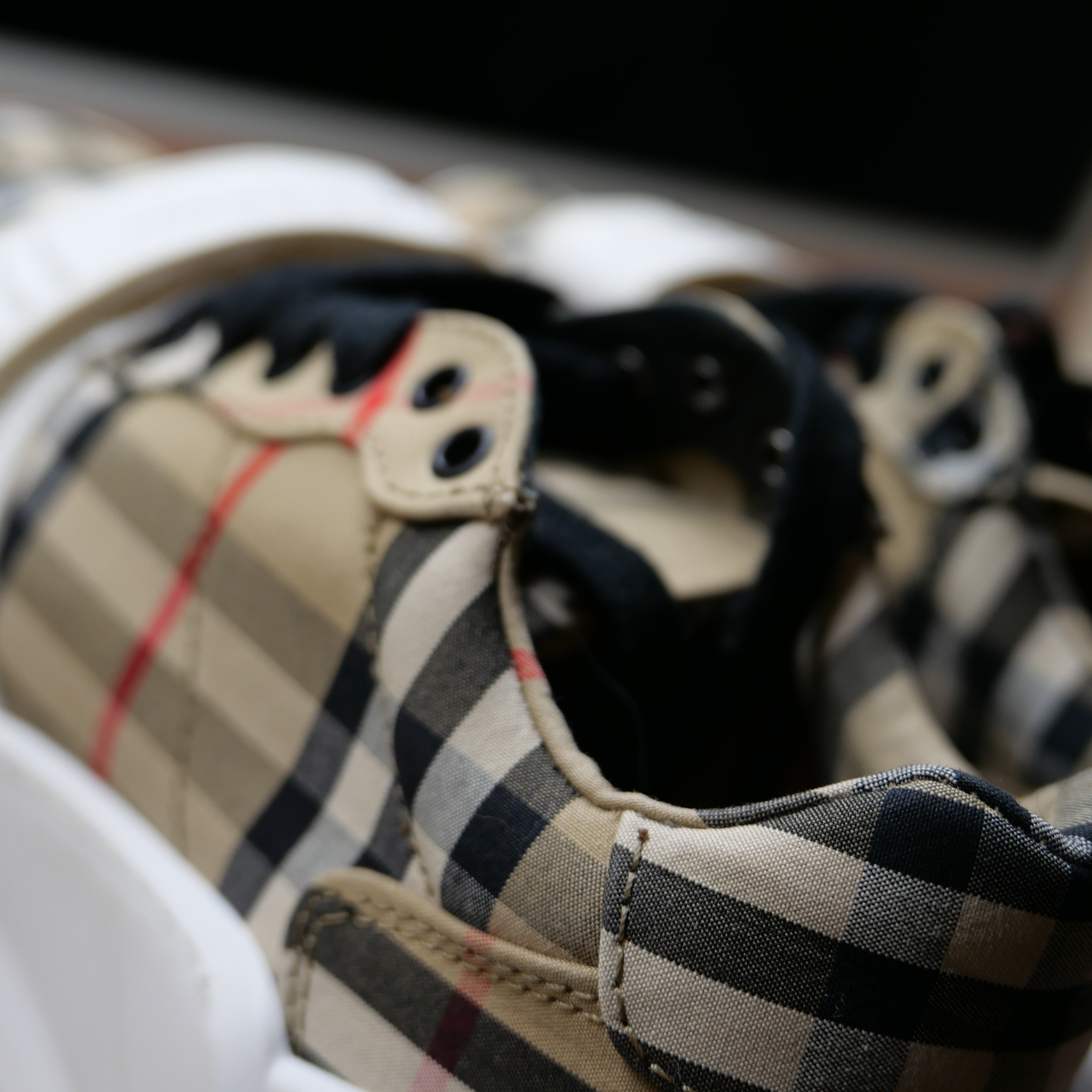 Burberry Vintage Check Suede Leather Sneakers Archive Beige 착용 스타일 - 2
