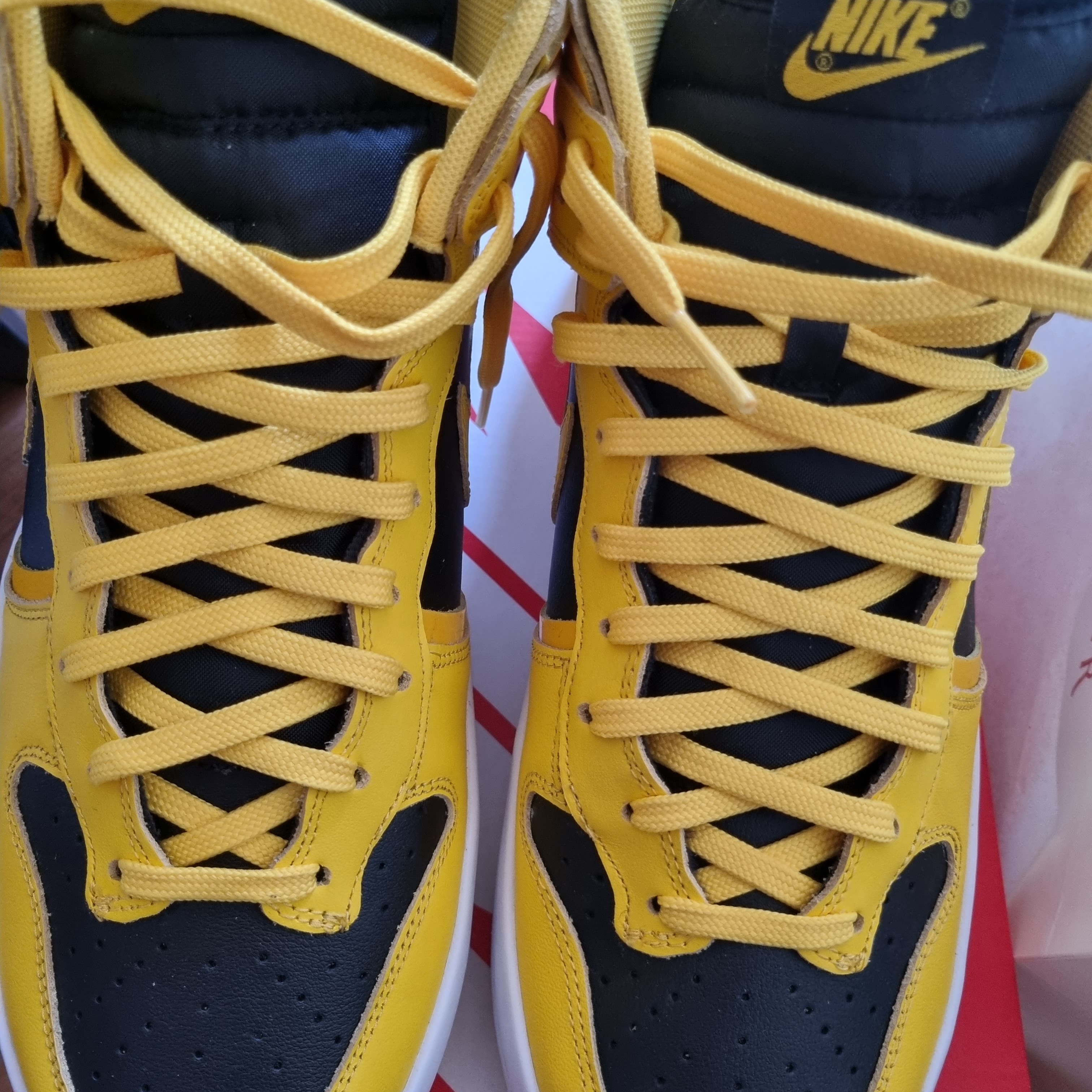 (W) Nike Dunk High Up Black and Varsity Maize 착용 스타일 - 1