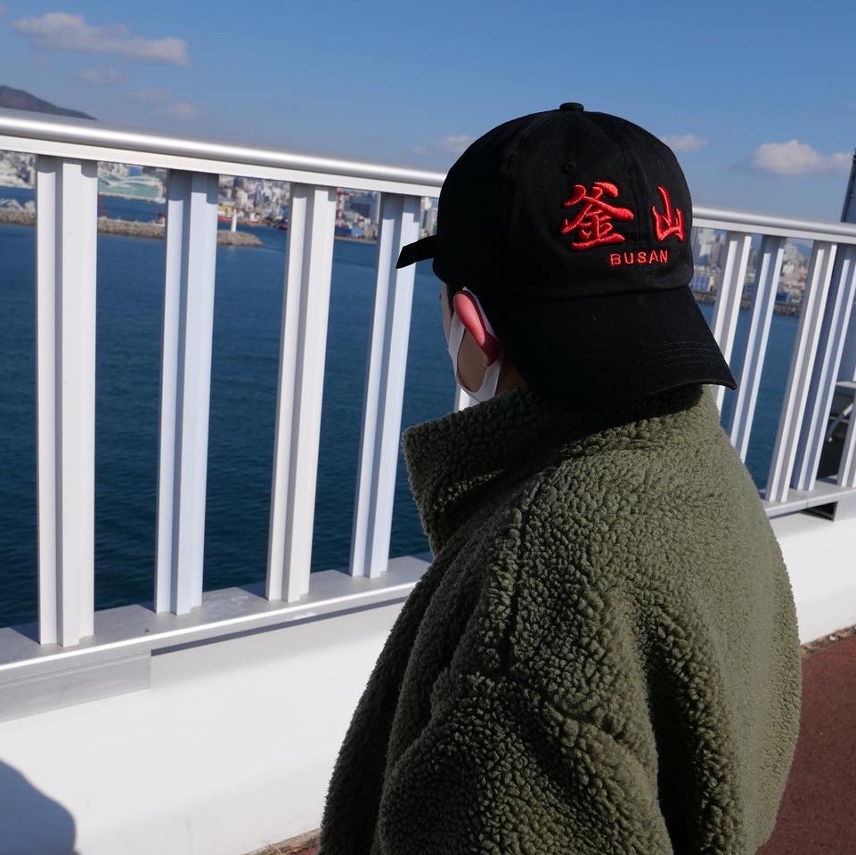 Darkr8m Studio Busan Red Logo Cap 착용 스타일 - 3