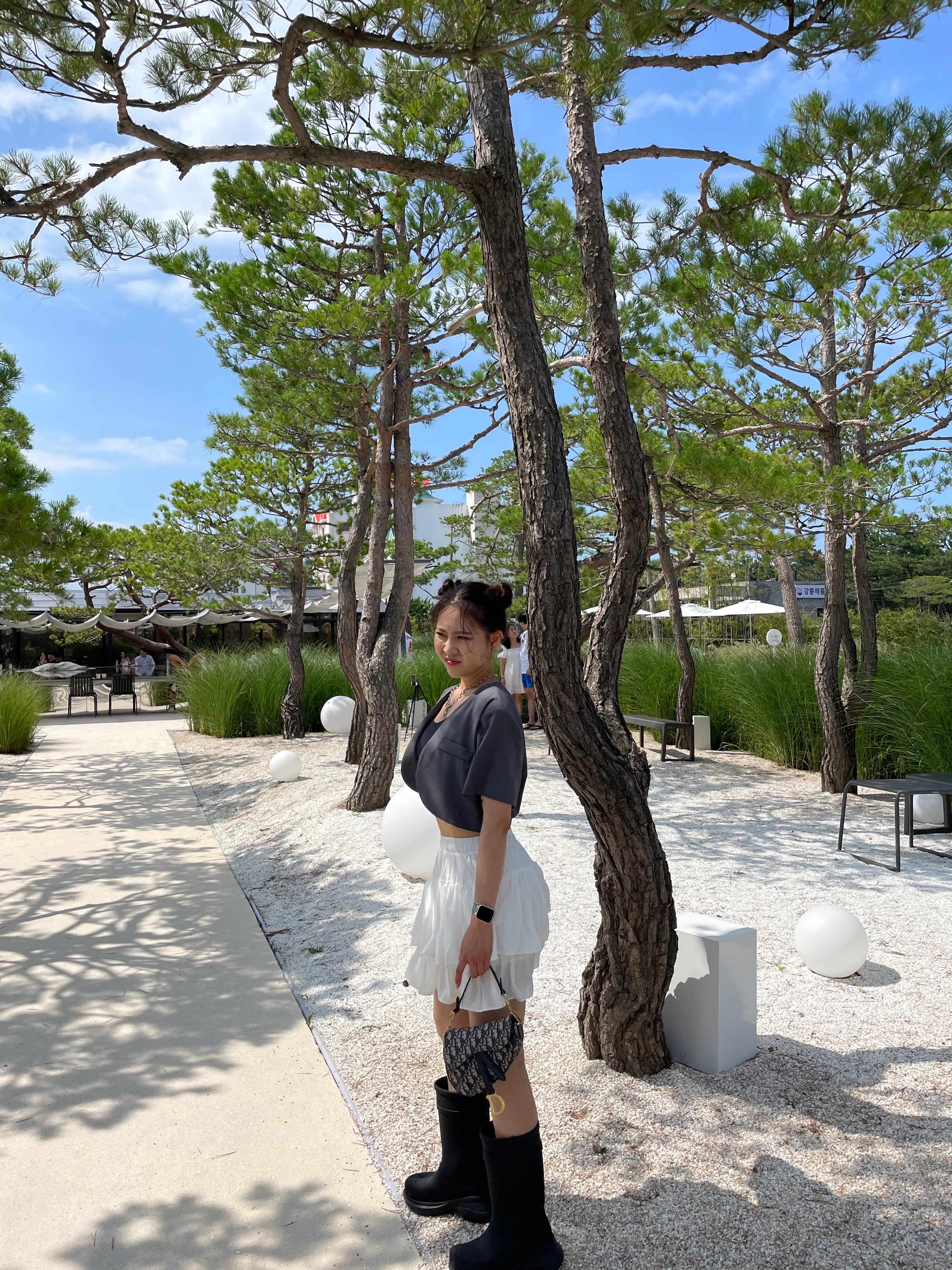 Dior Mini Saddle Bag Blue Dior Oblique Jacquard, (W) Balenciaga x Crocs Rubber Boot Black 착용 스타일 - 3