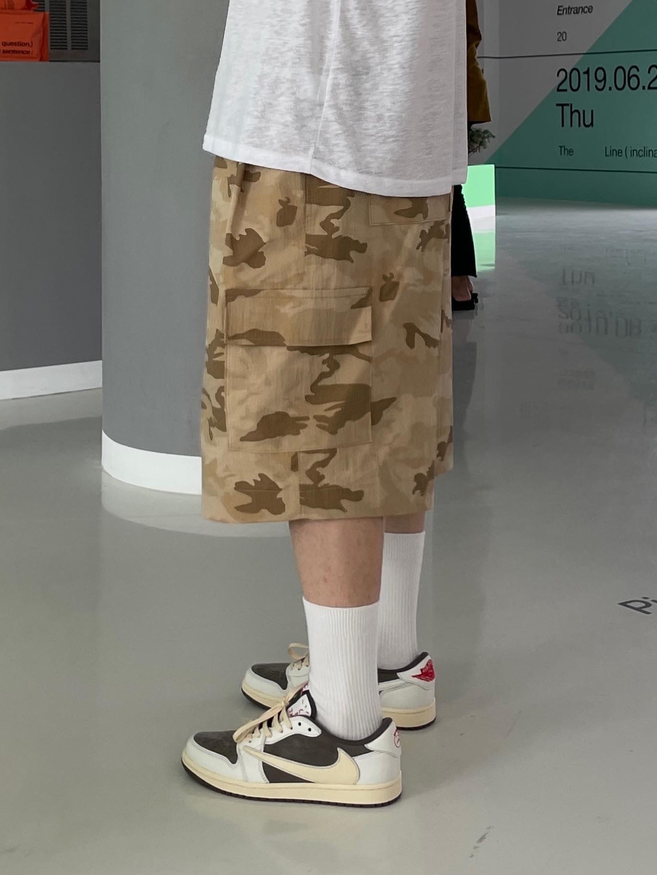 Jordan 1 x Travis Scott Retro Low OG SP Sail and Ridgerock 착용 스타일 - 4